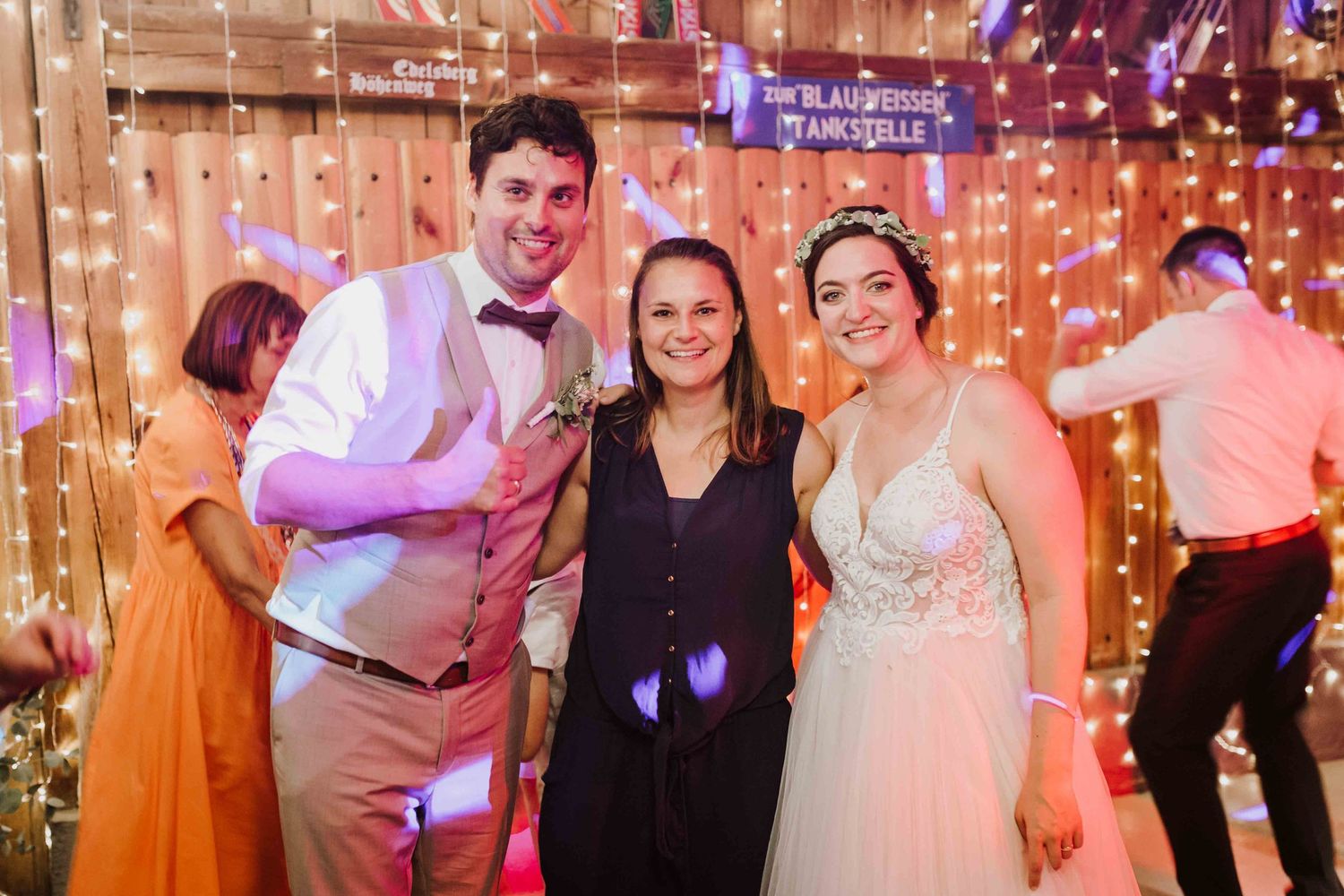Fotografin mit Brautpaar auf der Hochzeit in Esslingen