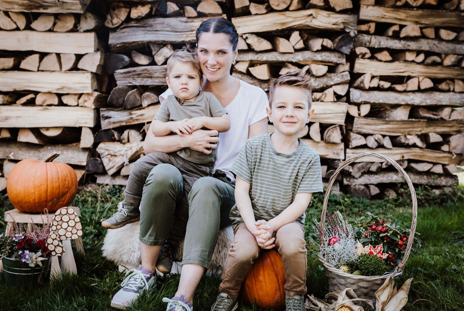 Familienshooting Denkendorf draussen mit lachendend Kindern und toben