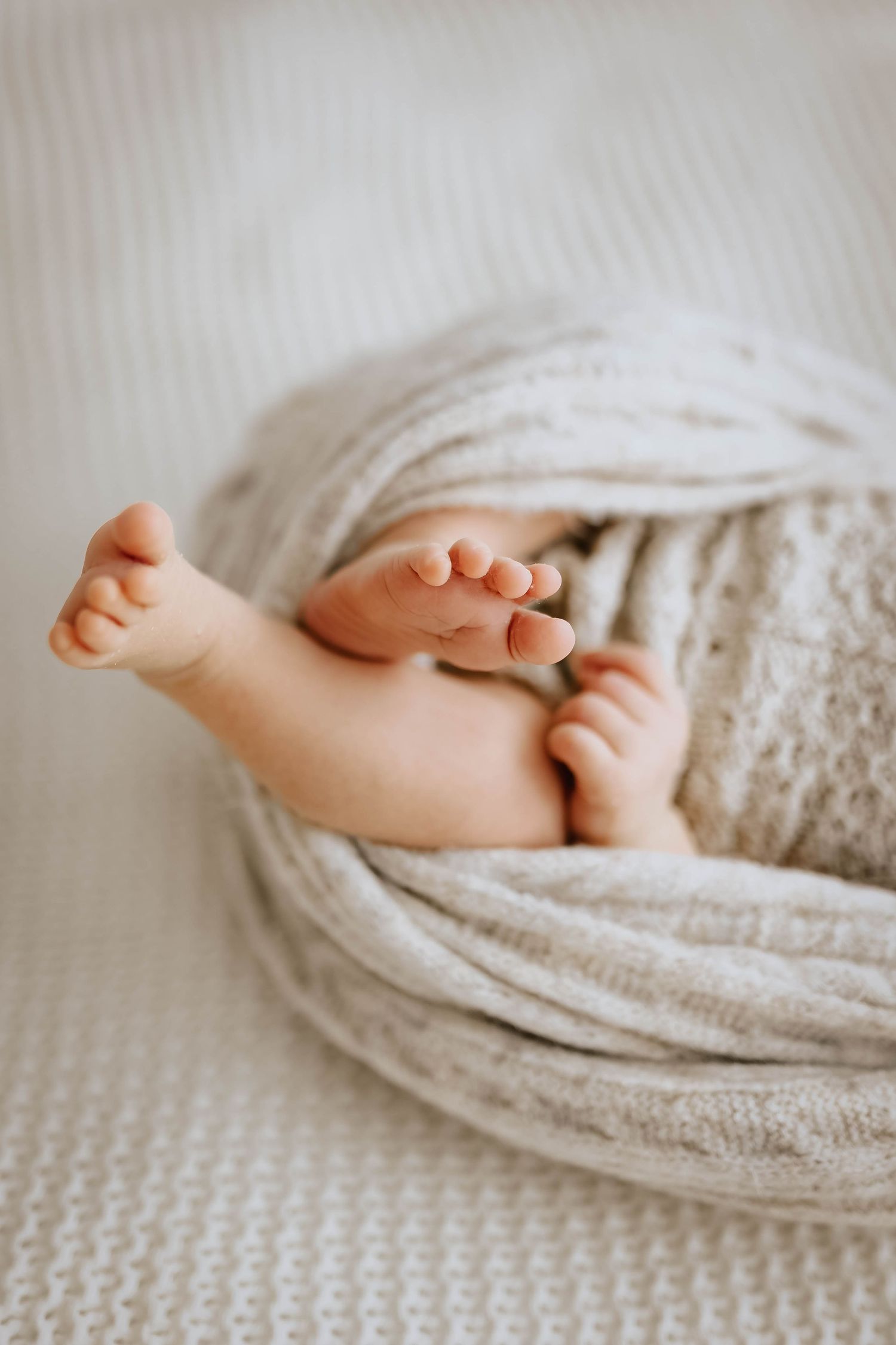 nackte Füsse von Baby beim Neugeborenenshooting in 73770 Denkendorf