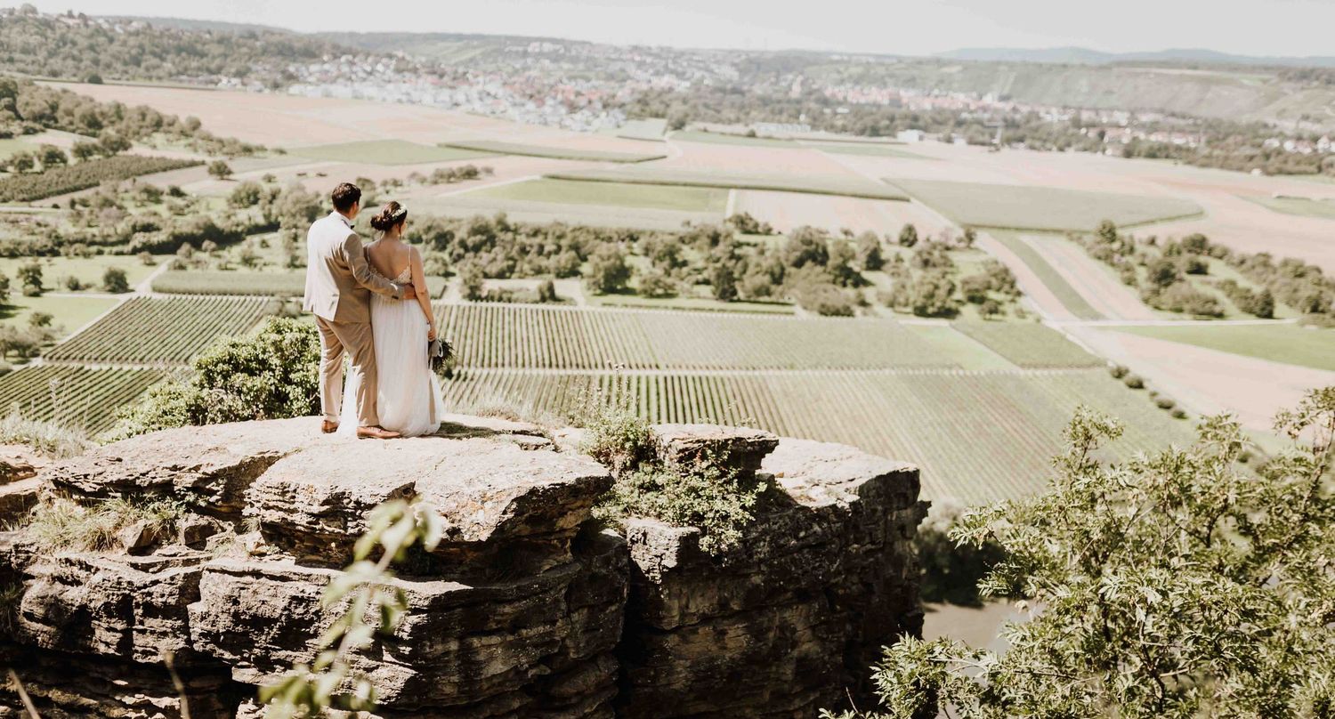 Brautpaarfotos auf Felsen, weite Sicht  in den hessigheimer Felsgärten