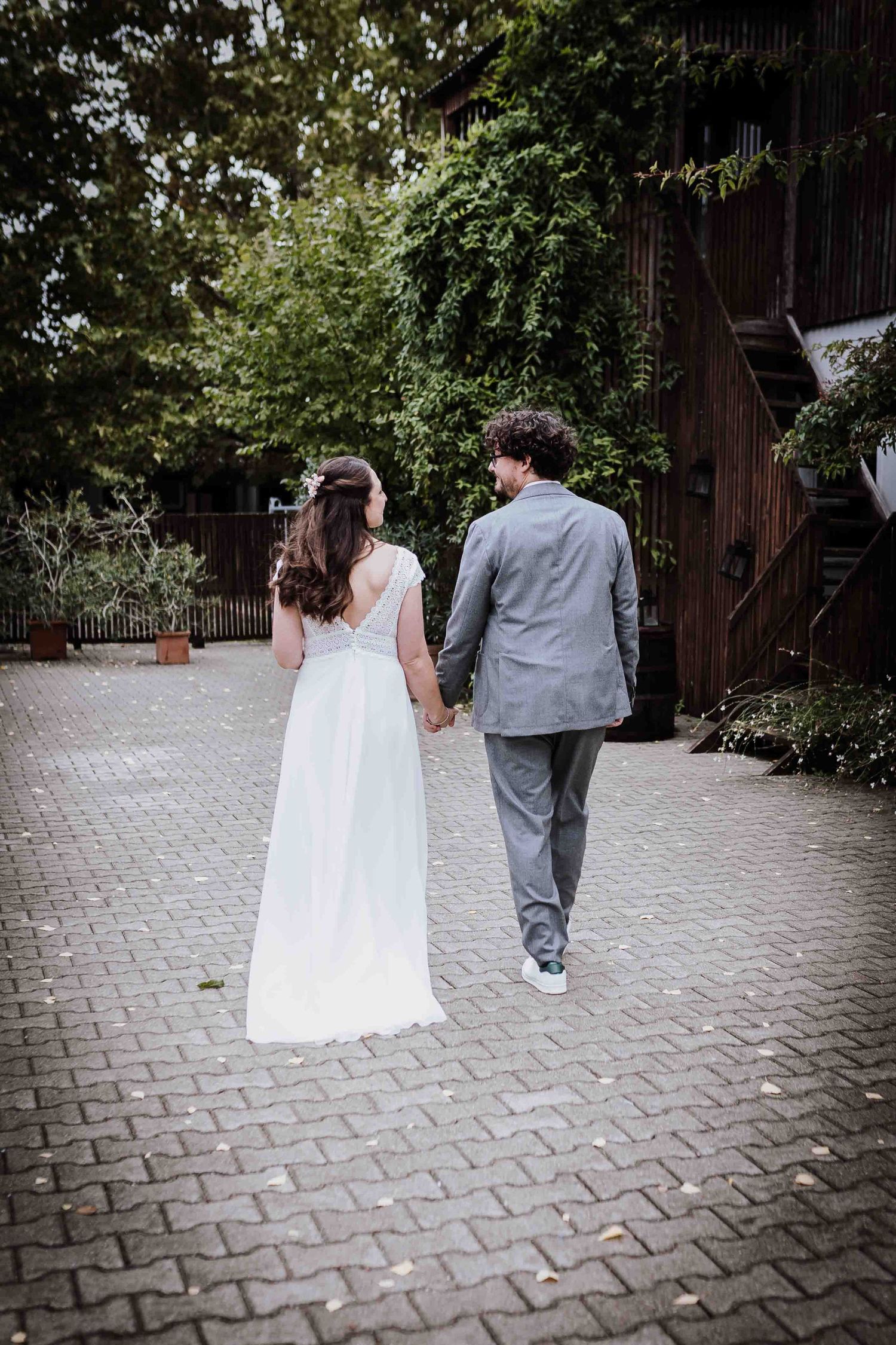 Brautpaar schaut sich verliebt an, emotionale und romantische Hochzeit in der Remise Stuttgart