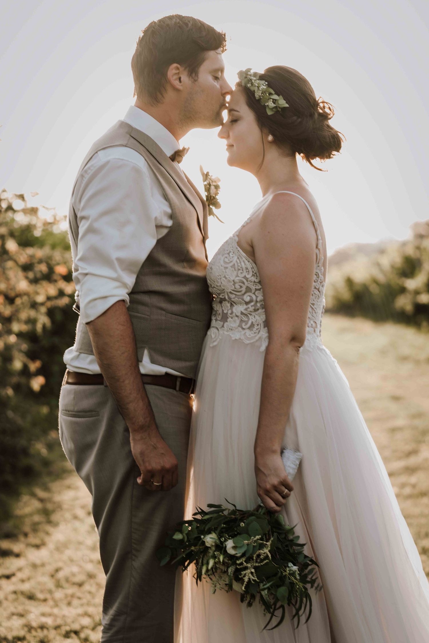 Brautpaar schaut sich an, bei Hochzeitsshooting in den Weinbergen Esslingen, beim Sonnenuntergang.
