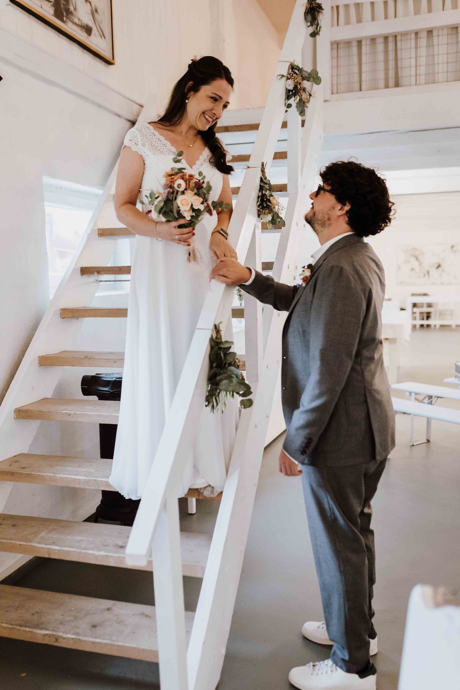 Brautpaar schaut sich verliebt an, emotionale und romantische Hochzeit in der Remise Stuttgart