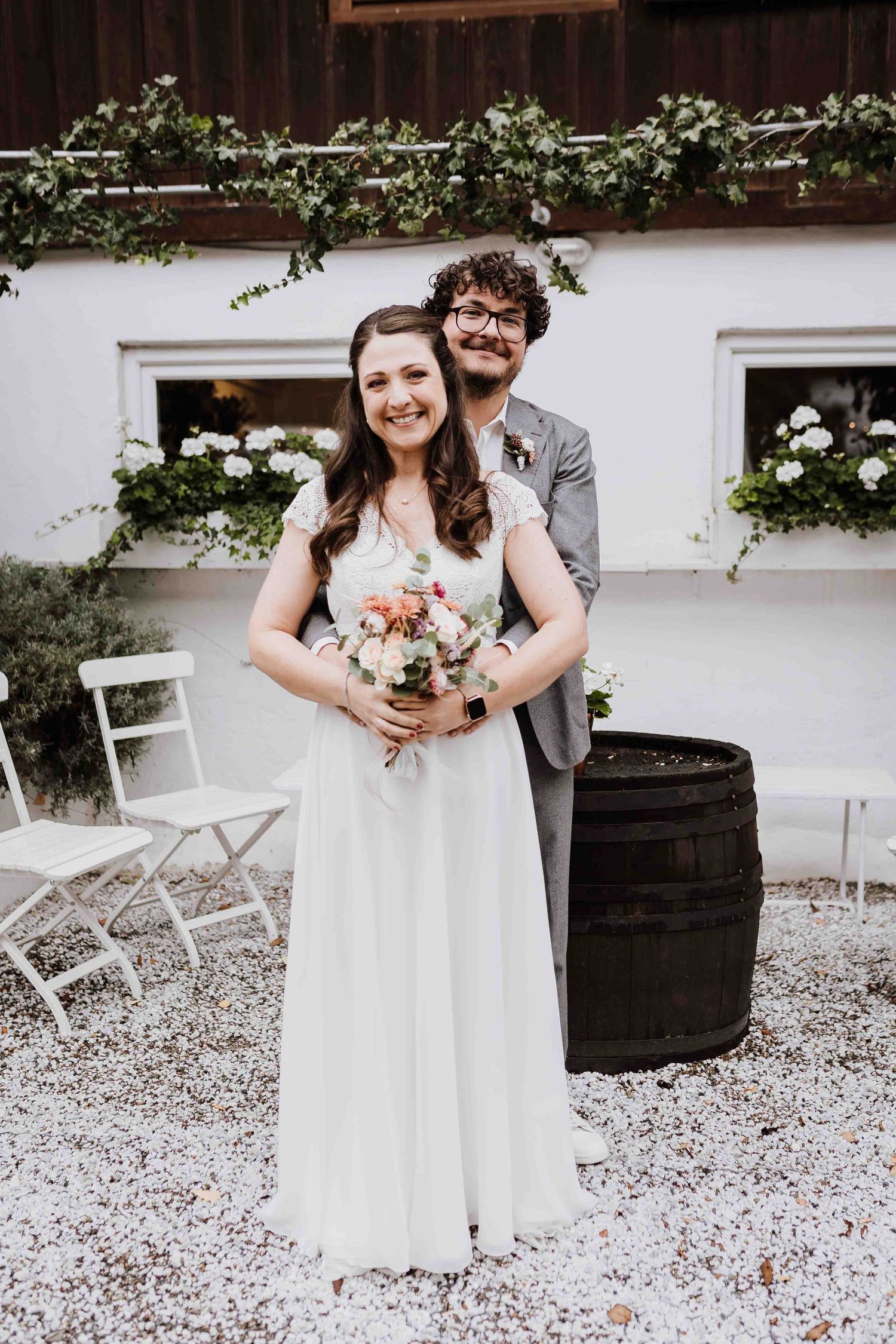 Brautpaar schaut sich verliebt an, emotionale und romantische Hochzeit in der Remise Stuttgart