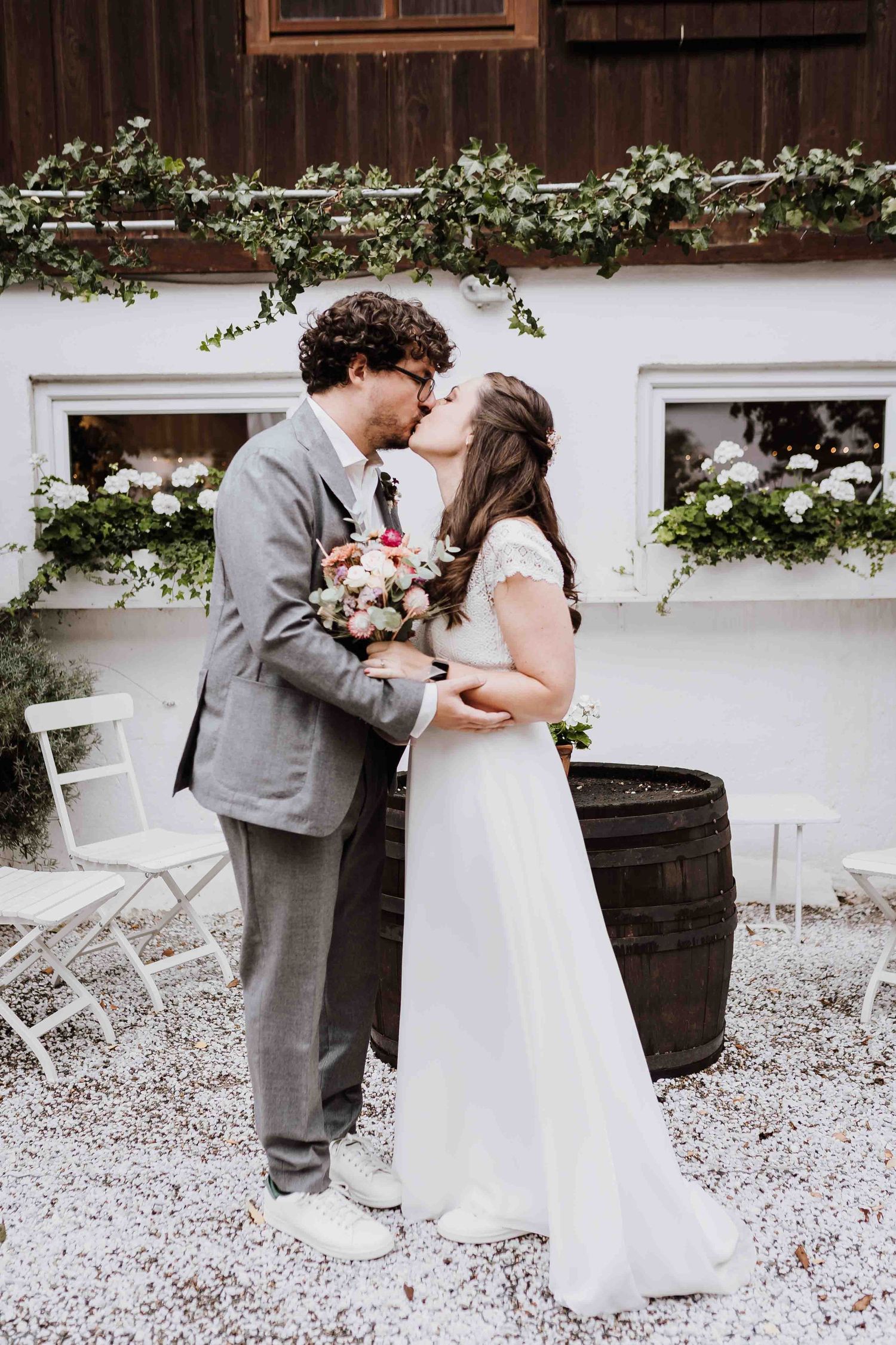 Brautpaar schaut sich verliebt an, emotionale und romantische Hochzeit in der Remise Stuttgart
