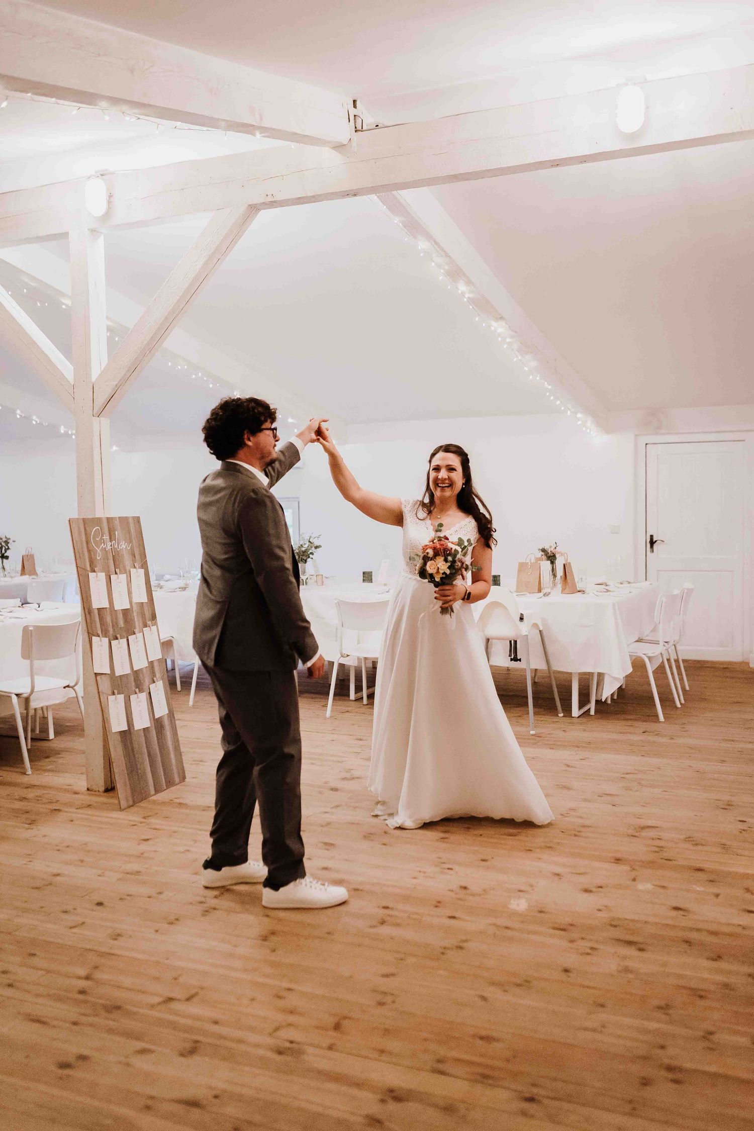 Brautpaar tanzt an emotionaler und romantischer Hochzeit in der Remise Stuttgart