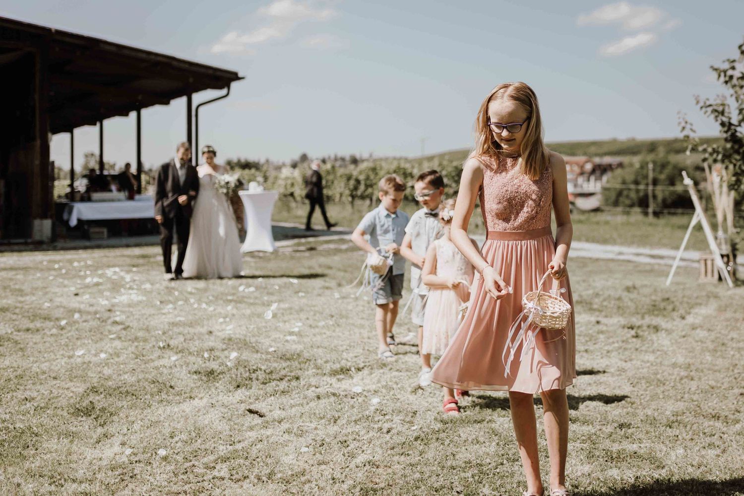 Einlauf mit Kinder bei freier Trauungen den  Weinberge Esslingen.