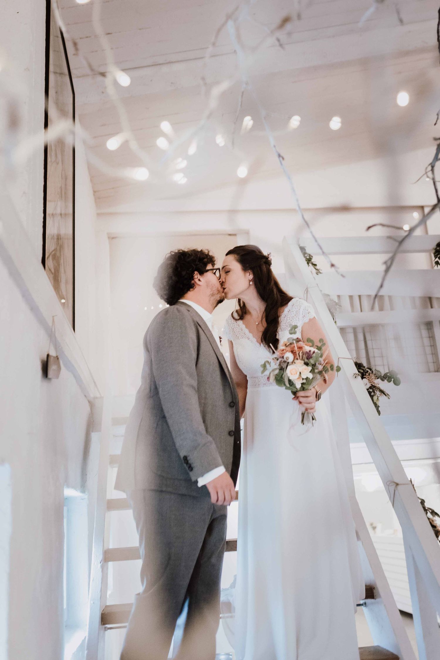 Brautpaar schaut sich verliebt an, emotionale und romantische Hochzeit in der Remise Stuttgart