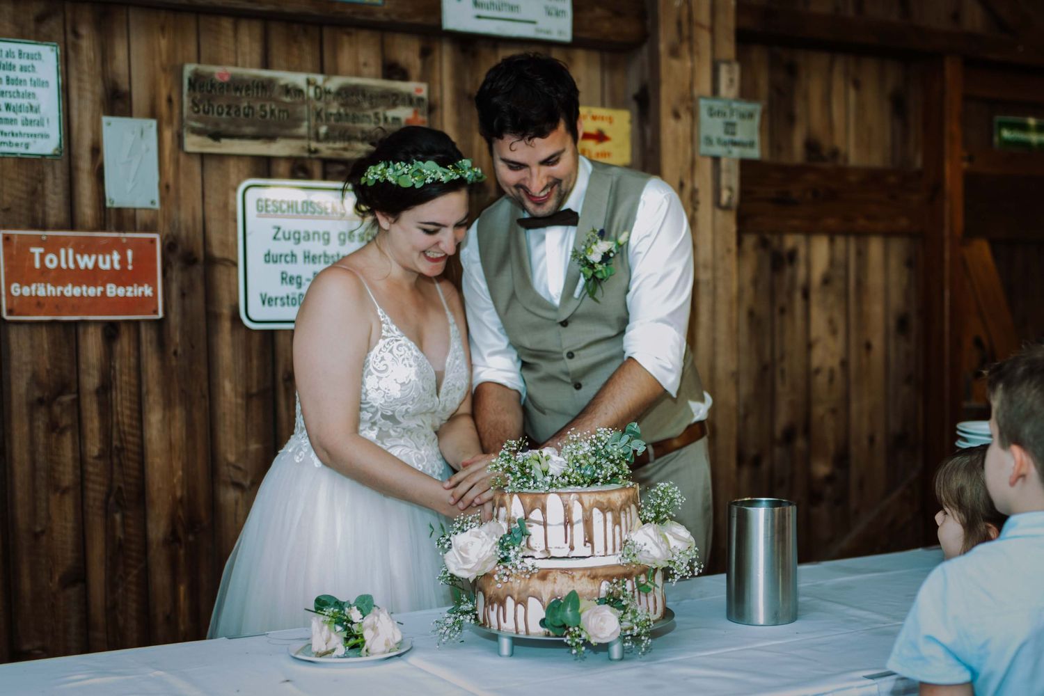 Hochzeittorte bei einer Scheunenhochzeit in Esslingen im Bohostil. Brautpaar schneidet Hochzeitstorte.