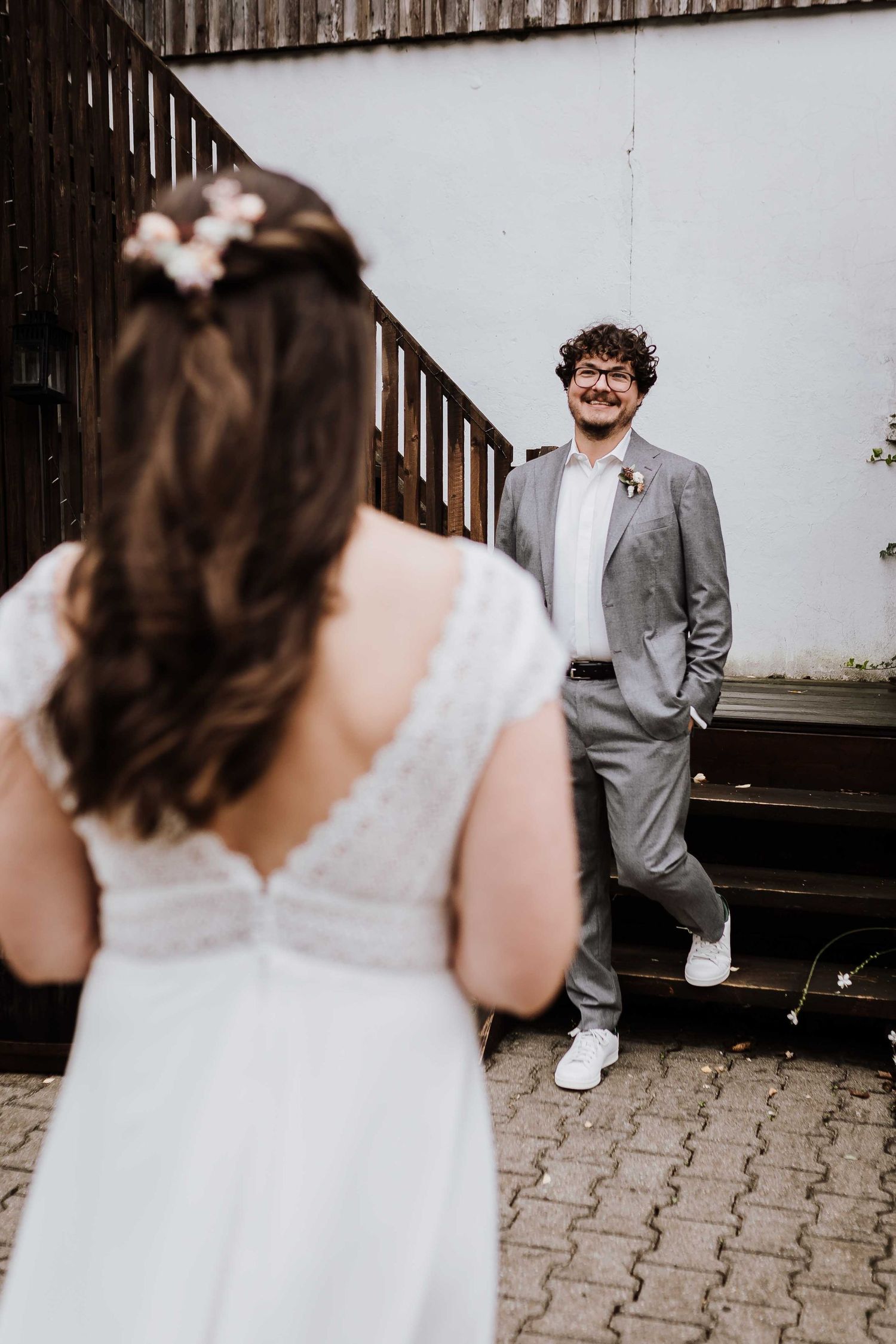 Brautpaar schaut sich verliebt an, emotionale und romantische Hochzeit in der Remise Stuttgart