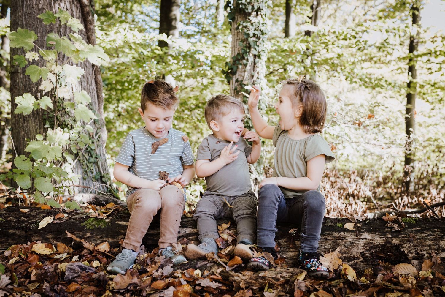 Familienshooting Denkendorf draussen mit lachendend Kindern und toben
