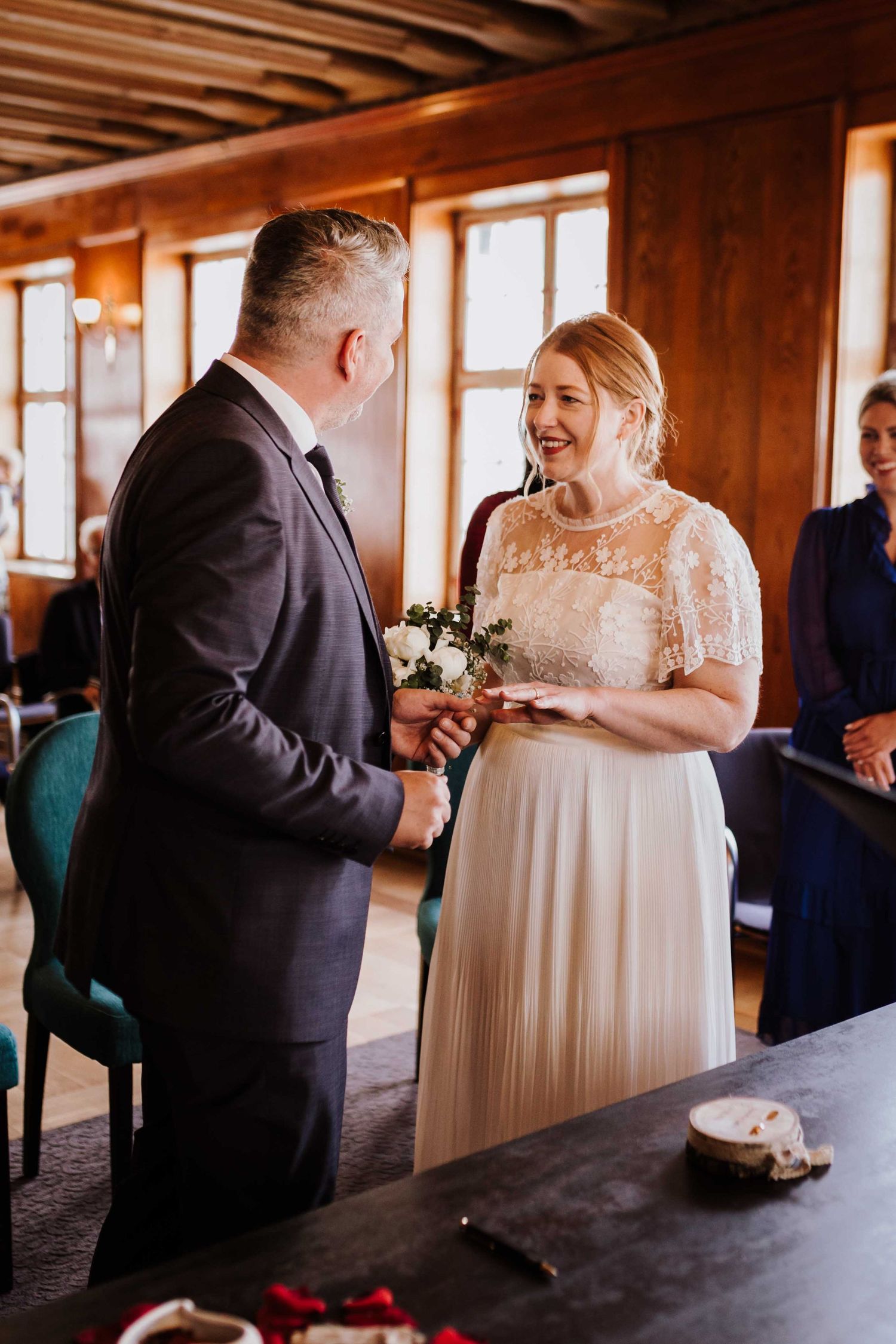 Standesamtliche Hochzeit im alten Rathaus in Esslingen, Braut wird getraut