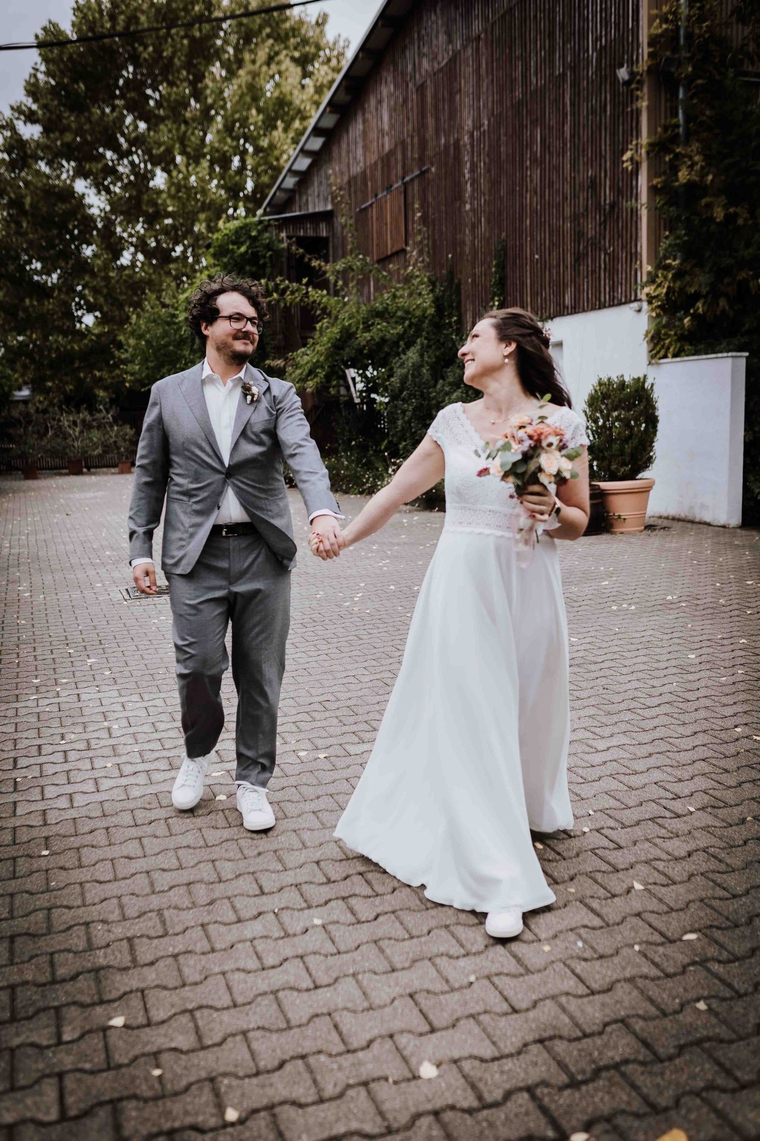 Brautpaar läuft, emotionale und romantische Hochzeit in der Remise Stuttgart