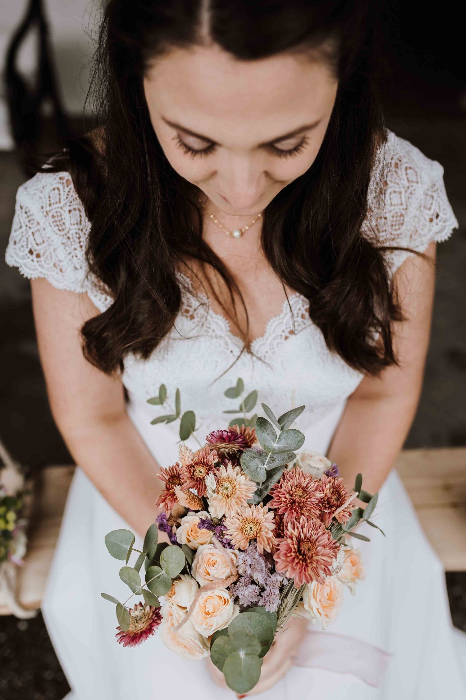 Braut mit Brautstrauss, bei emotionaler und romantischer Hochzeit in der Remise Stuttgart