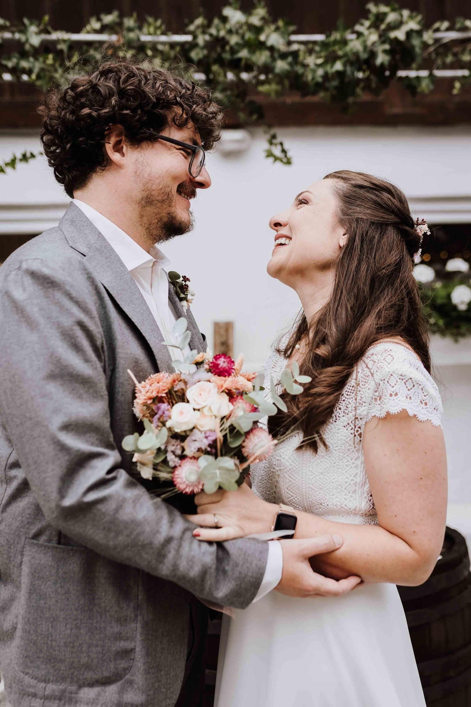 Brautpaar schaut sich verliebt an, emotionale und romantische Hochzeit in der Remise Stuttgart