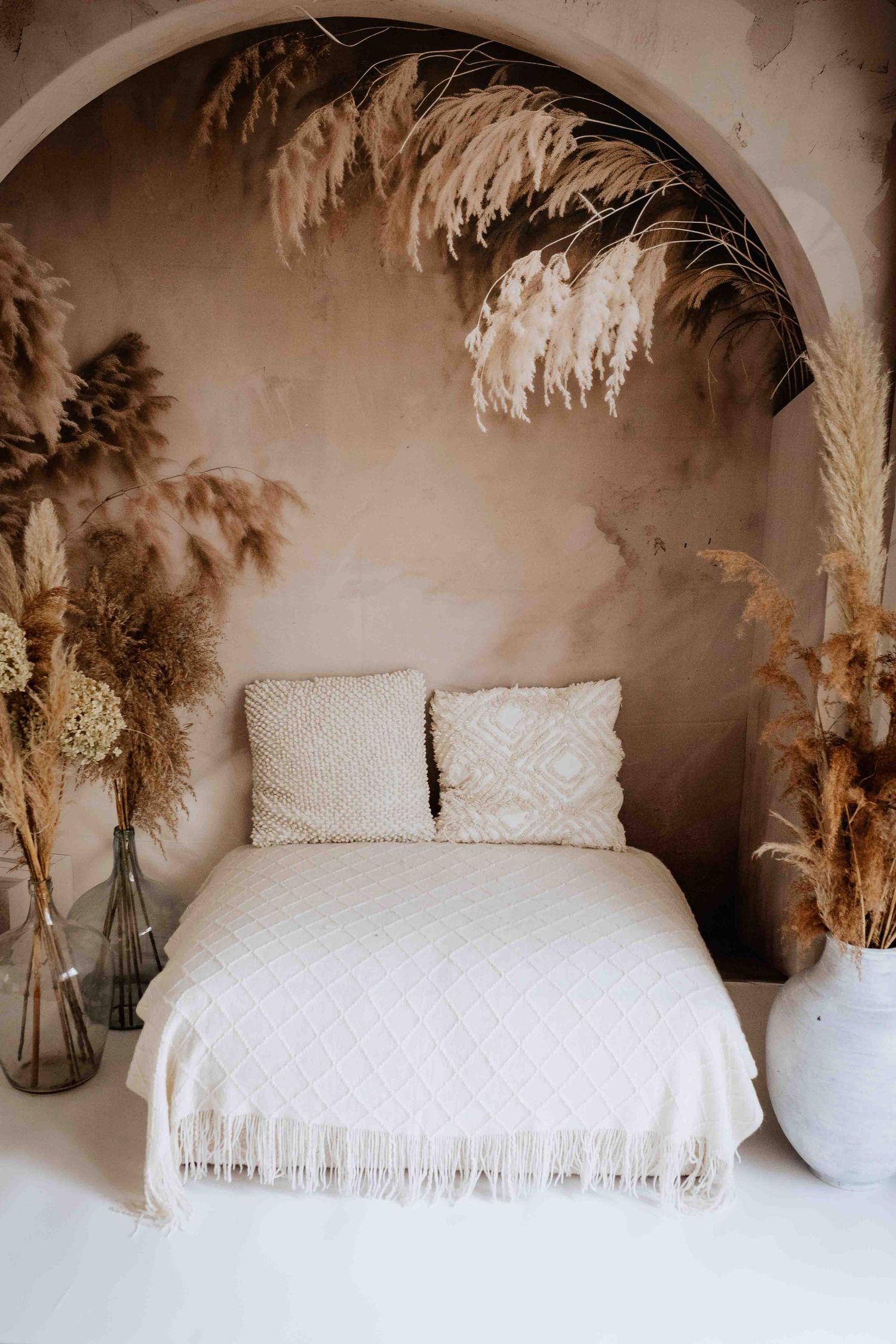 Sofa mit Boho Hintergrund im Fotostudio Denkendorf für Newbornfotos, Babybauchfotos und Familienfotos