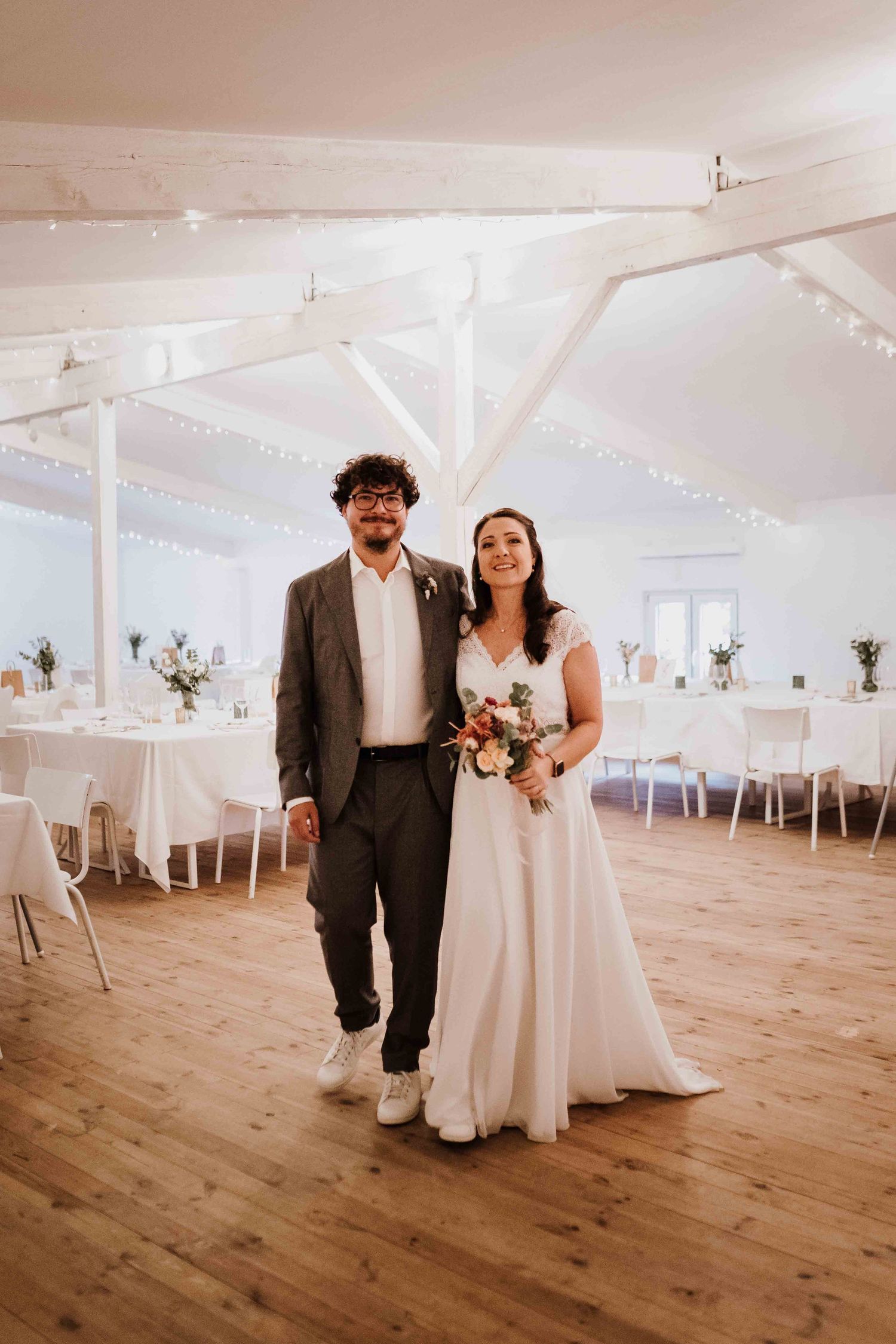 Brautpaar tanzt an emotionaler und romantischer Hochzeit in der Remise Stuttgart
