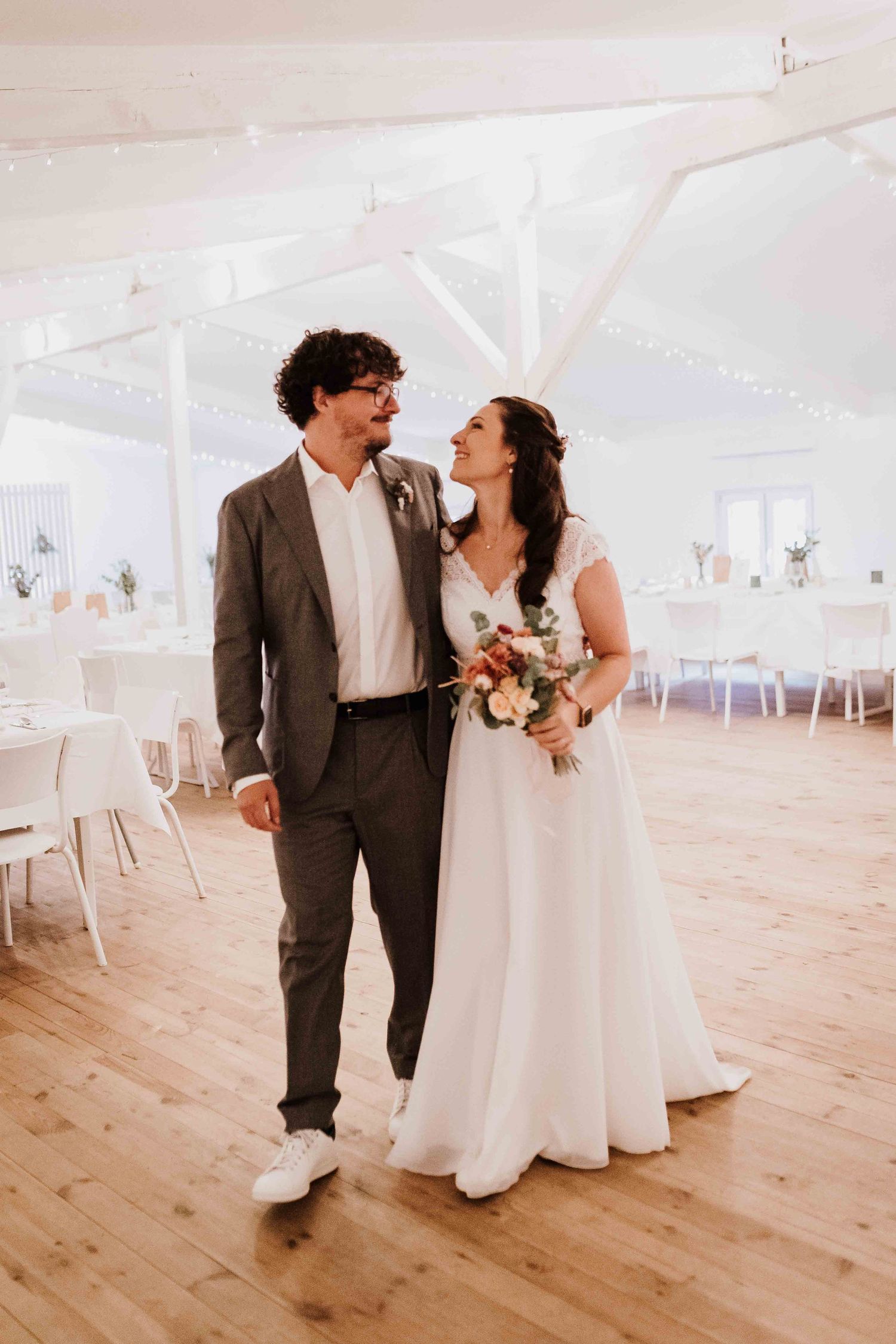 Brautpaar tanzt an emotionaler und romantischer Hochzeit in der Remise Stuttgart