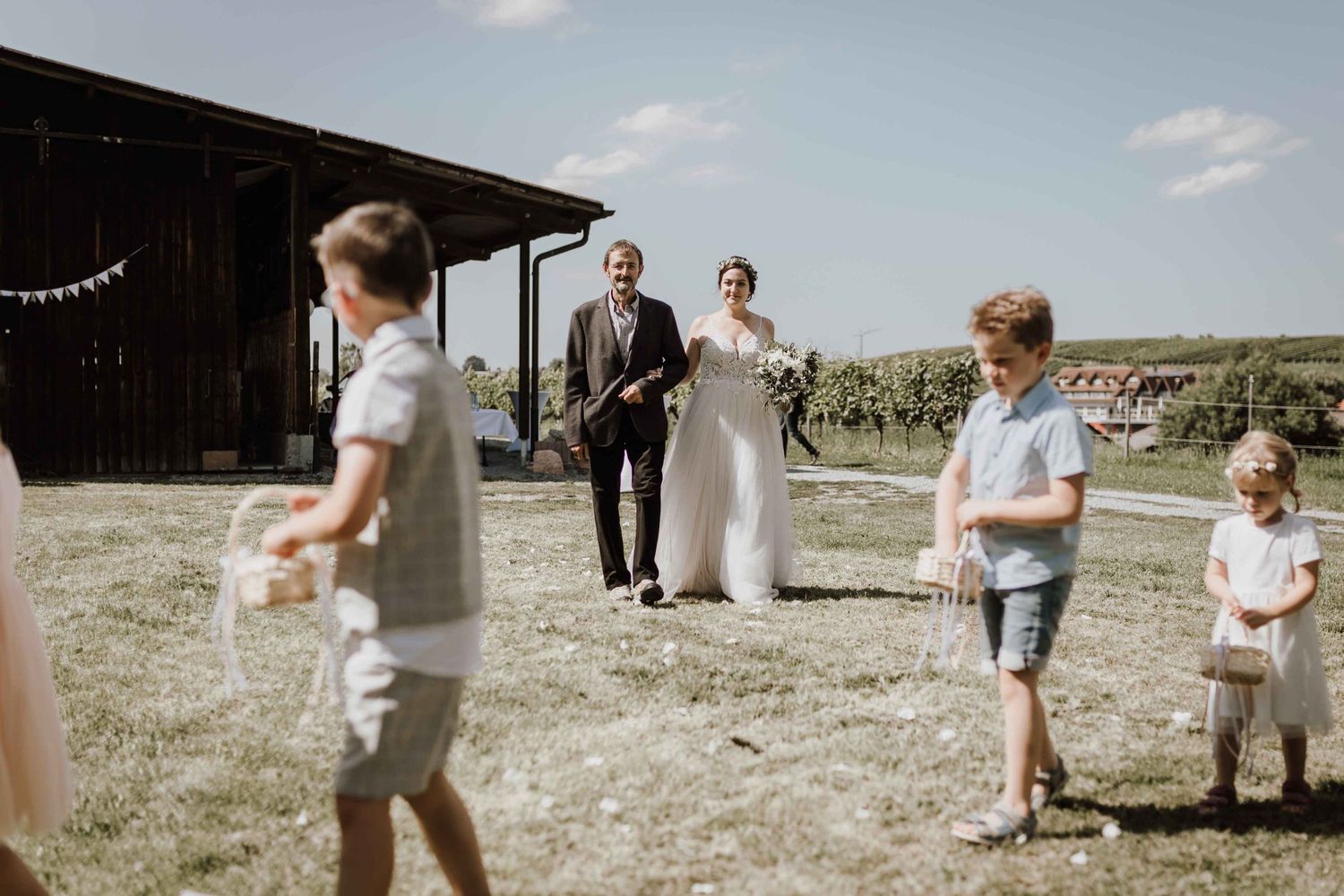 Einlauf mit Kinder bei freier Trauungen den  Weinberge Esslingen.
