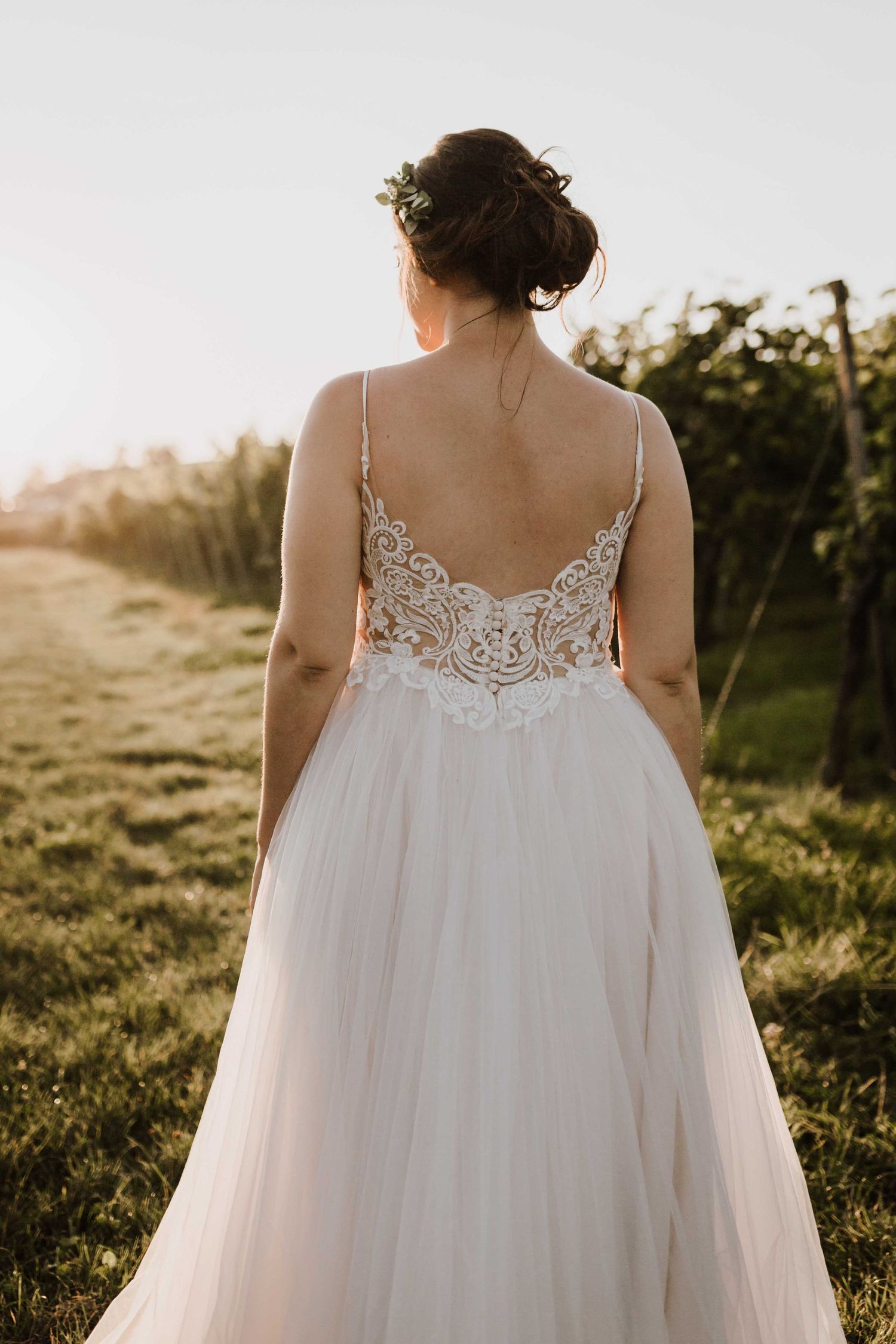 Braut bei Hochzeitsshooting in den Weinbergen Esslingen, beim Sonnenuntergang.