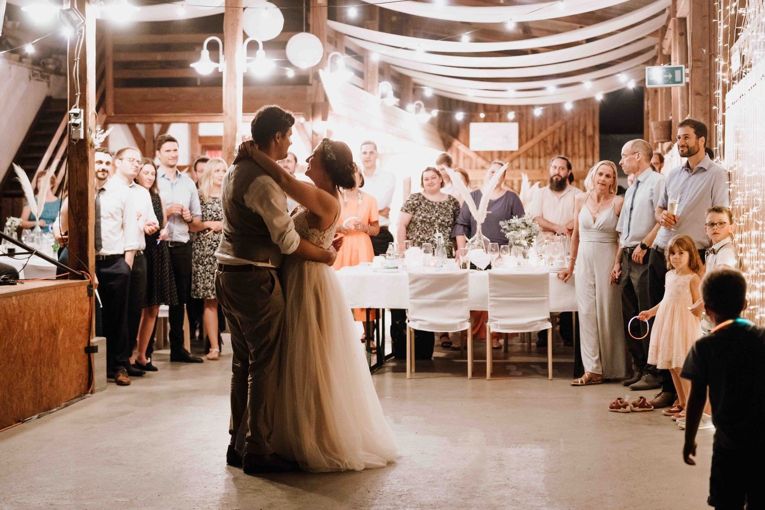Fotografin fotografiert Hochzeitstanz bei einer Scheunenhochzeit im Bohostil, in Esslingen