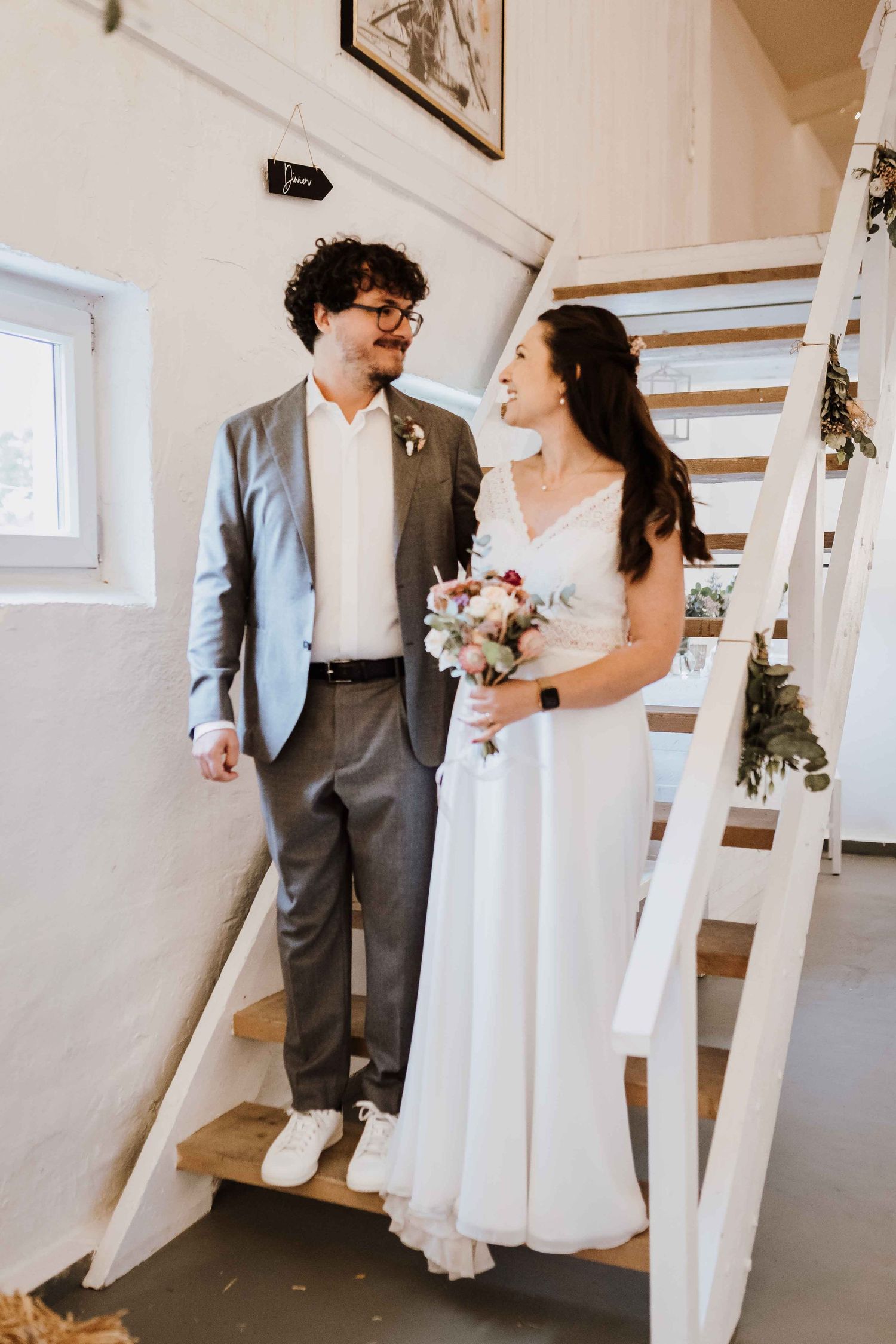 Brautpaar schaut sich verliebt an, emotionale und romantische Hochzeit in der Remise Stuttgart