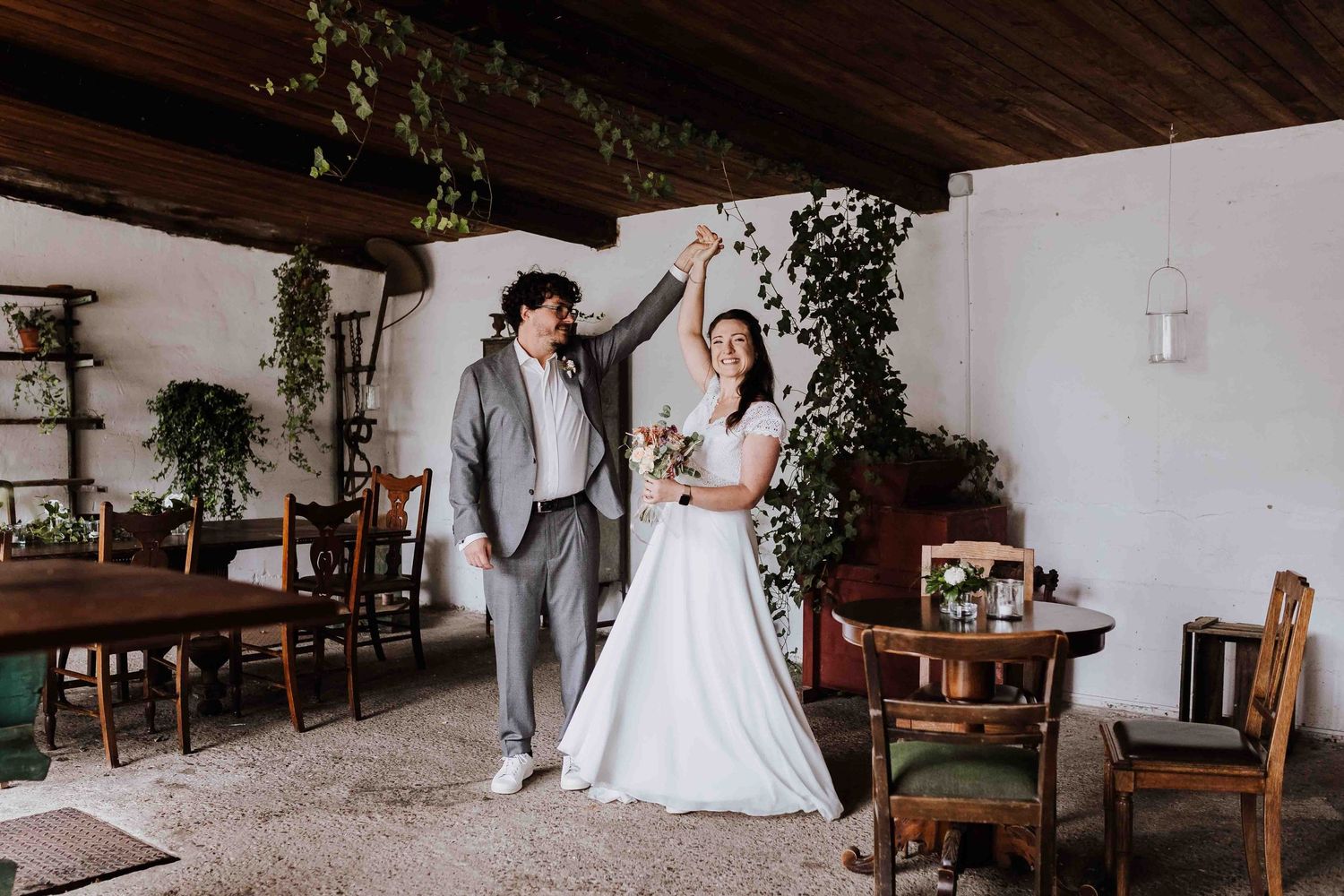 Brautpaar tanzt, emotionale und romantische Hochzeit in der Remise Stuttgart