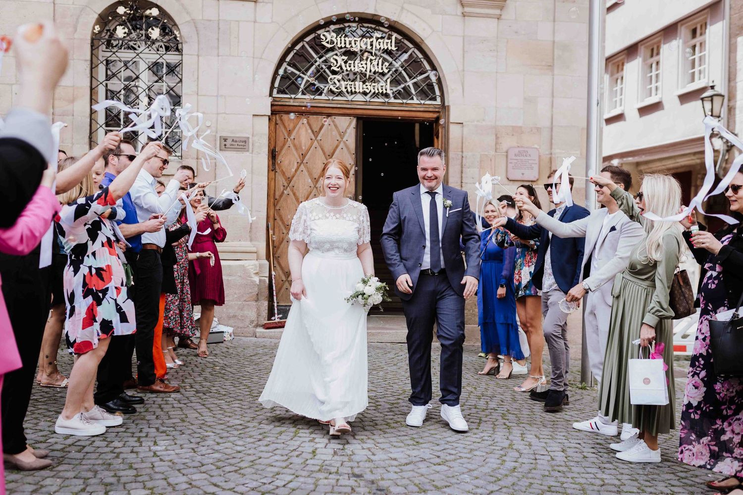 Hochzeit im alten Rathaus in Esslingen, Brautpaar kommt aus Standesamt raus.