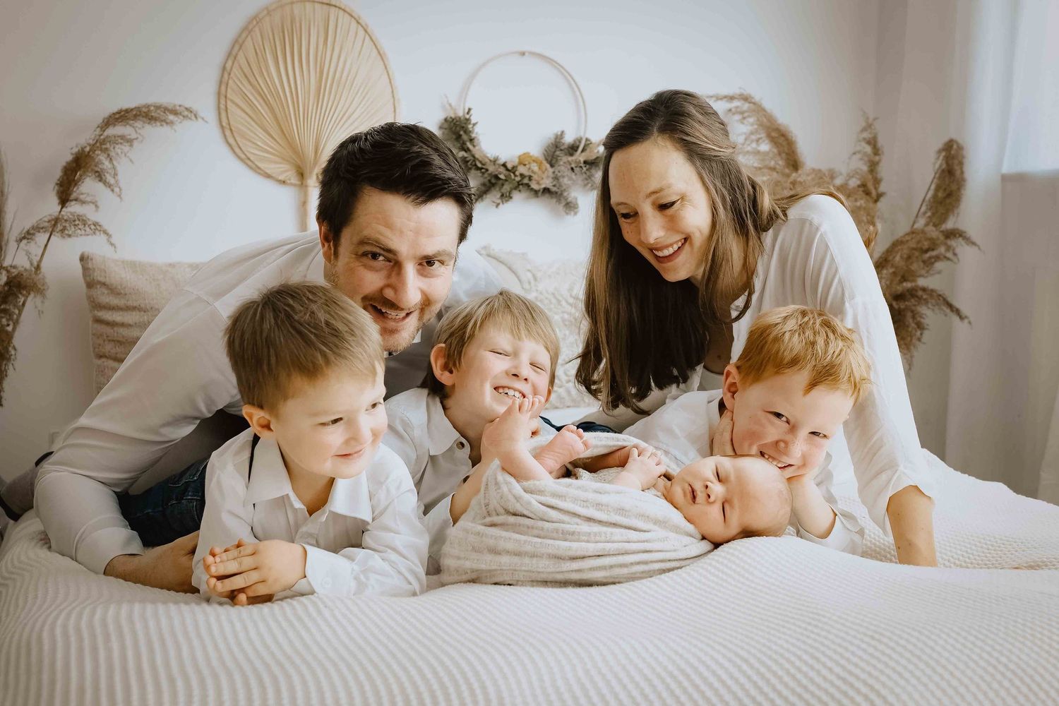 Familie fotografiert mit baby in der Mitte und Geschwistern aussenrum natürlich fotografiert in meinem studio in Denkendorf