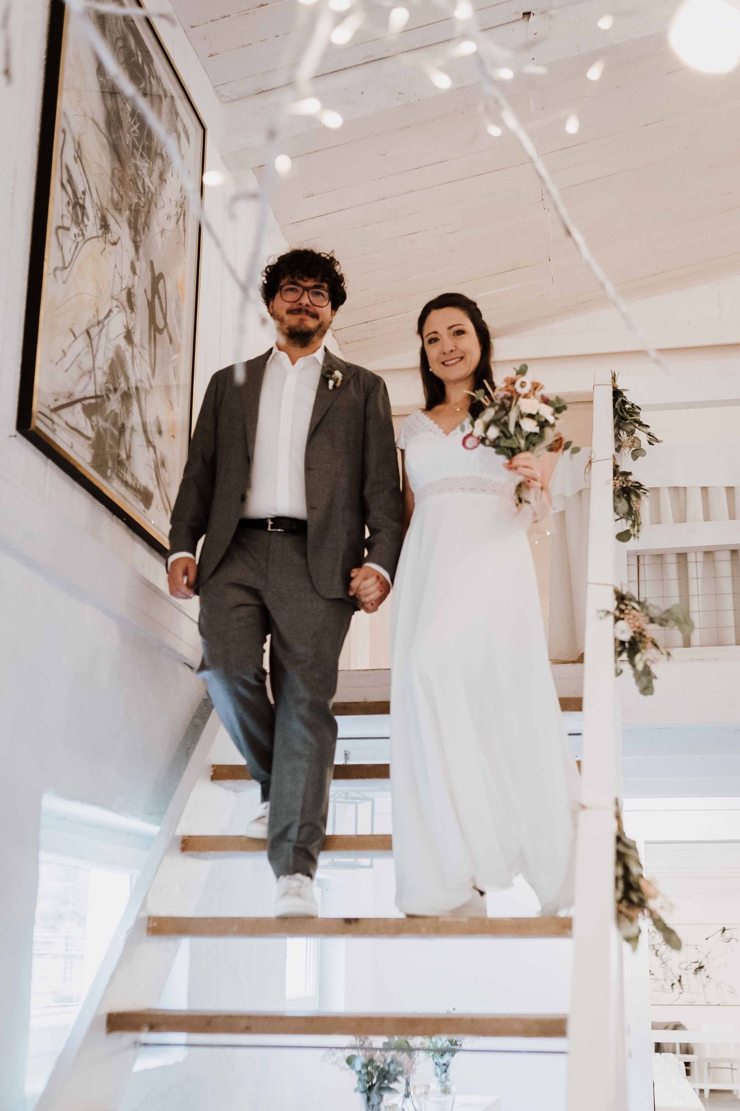 Brautpaar schaut sich verliebt an, emotionale und romantische Hochzeit in der Remise Stuttgart