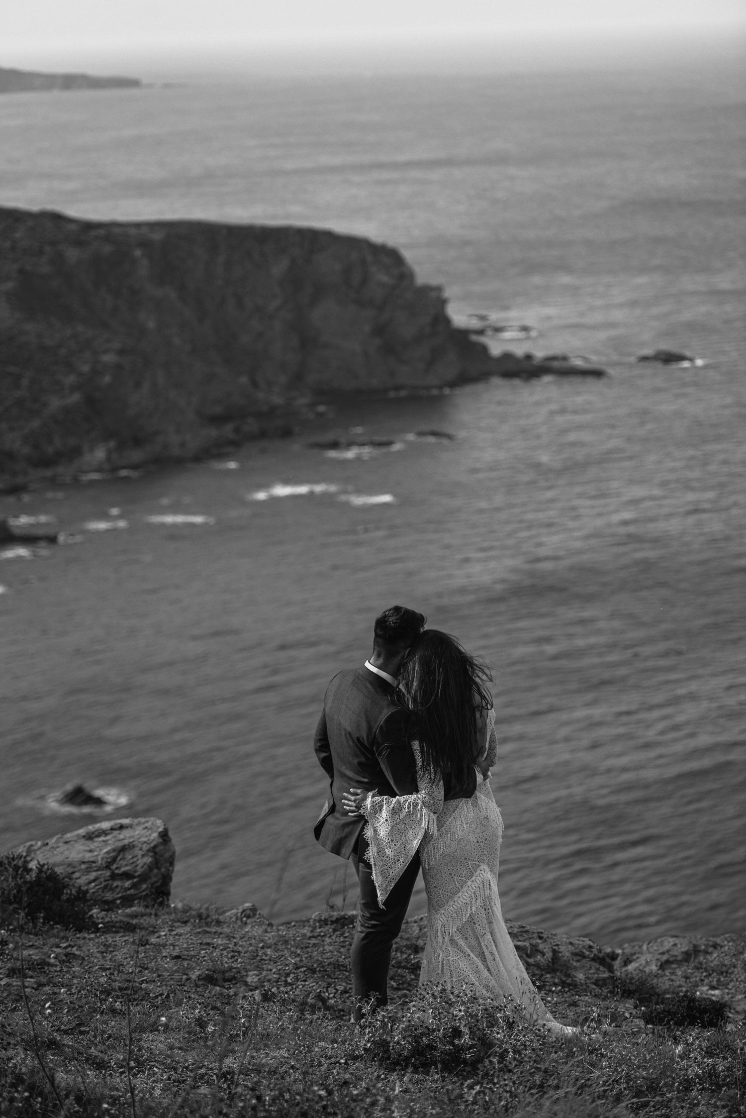 Couple de mariage s’embrassant à la lumière dorée du coucher de soleil
