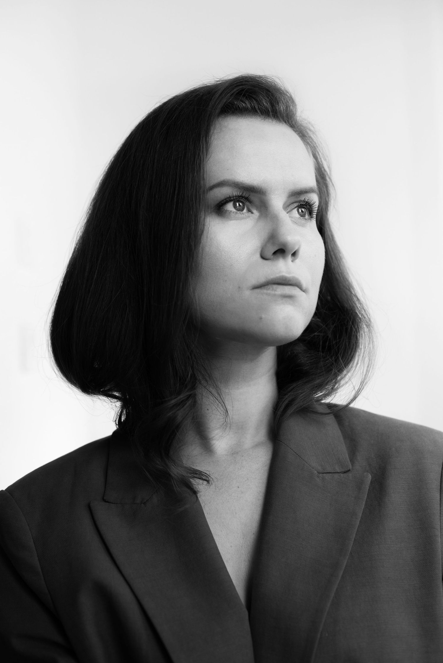 portrait feminin confiance en soit femme fond blanc perpignan photographe