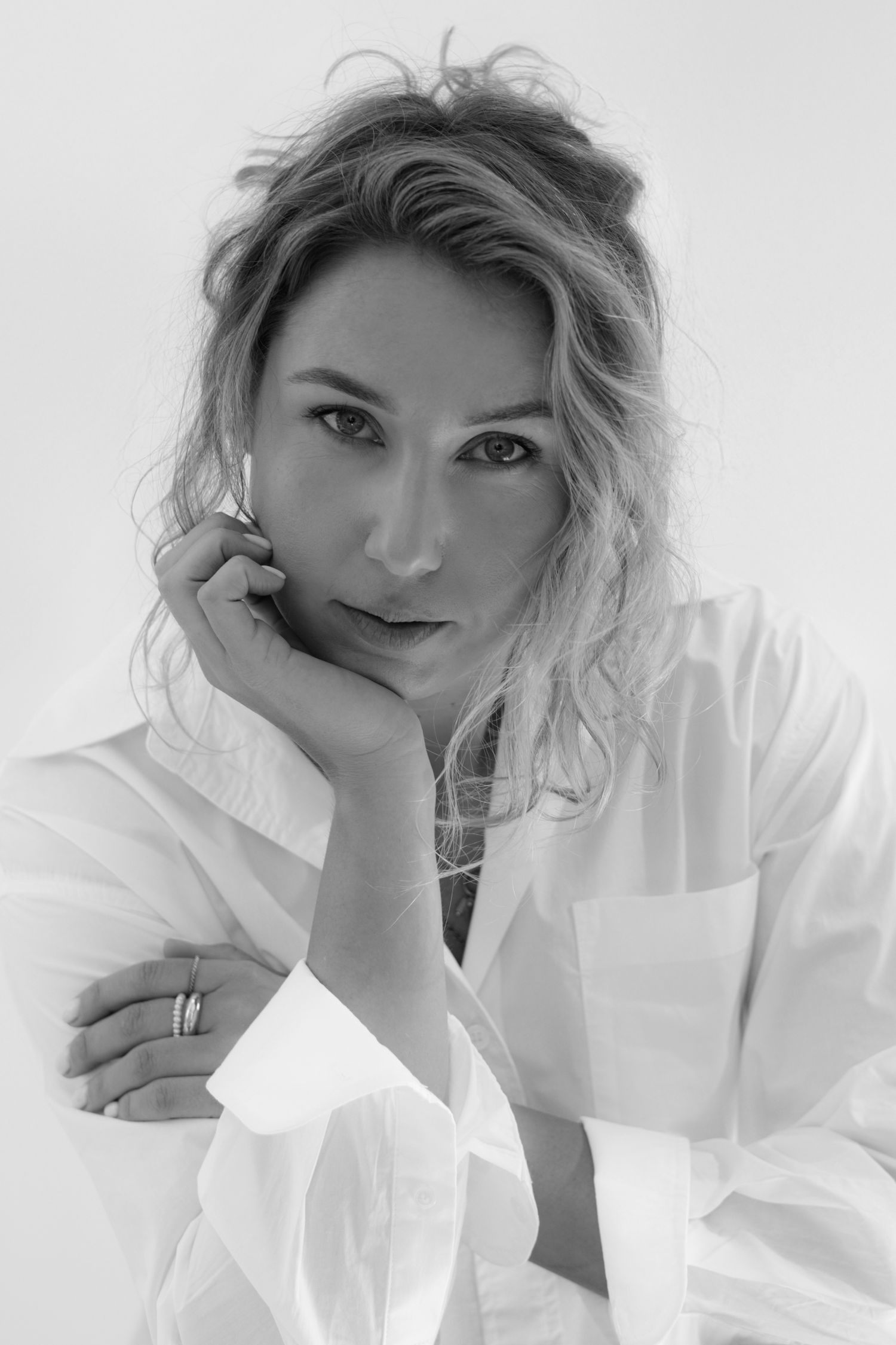 portrait feminin confiance en soit femme fond blanc perpignan photographe