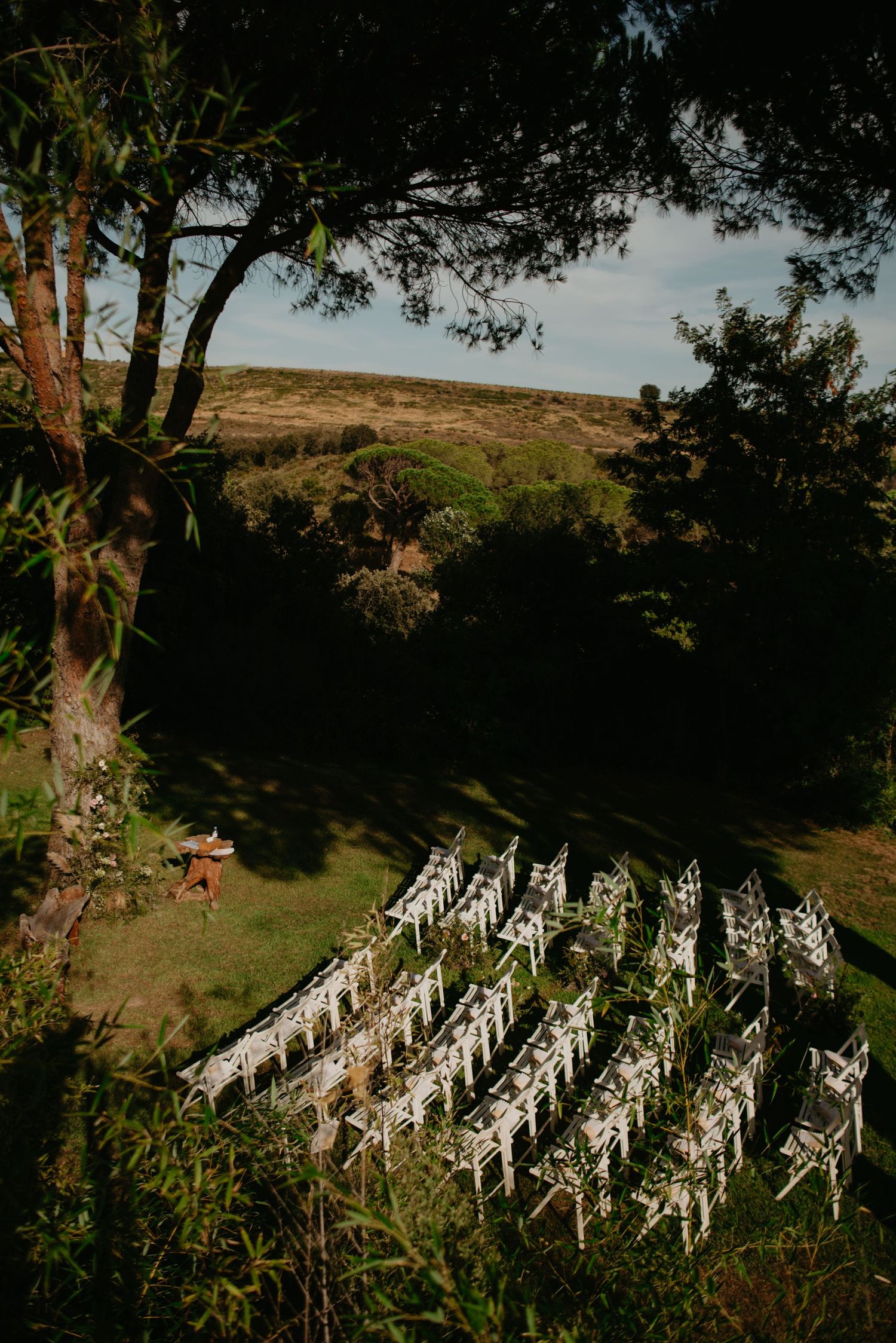 chaises blanches ceremonie de mariage