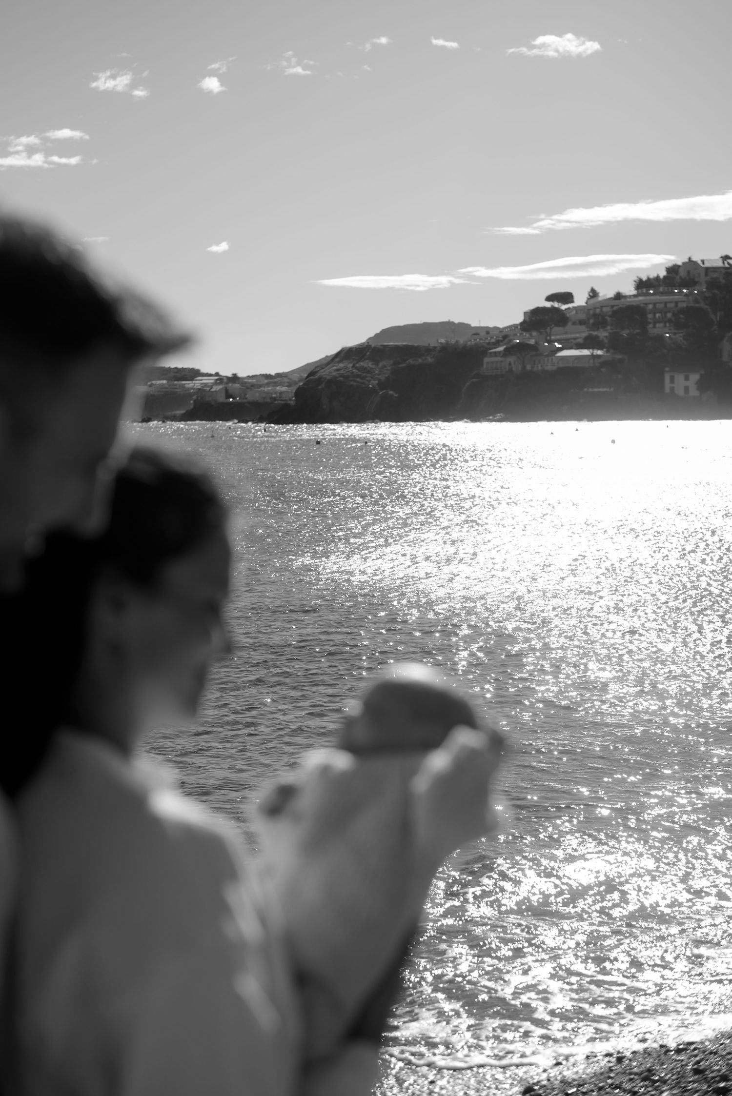 Moment spontané de famille en extérieur en lumière naturelle a la mer