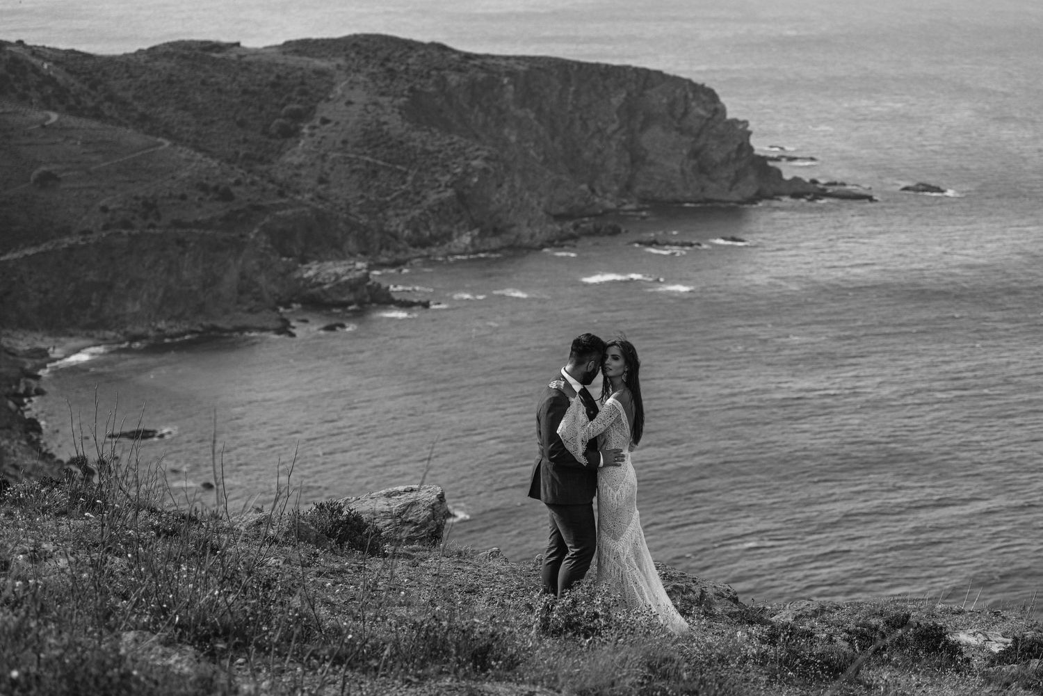 Couple de mariage s’embrassant à la lumière dorée du coucher de soleil sur la cote