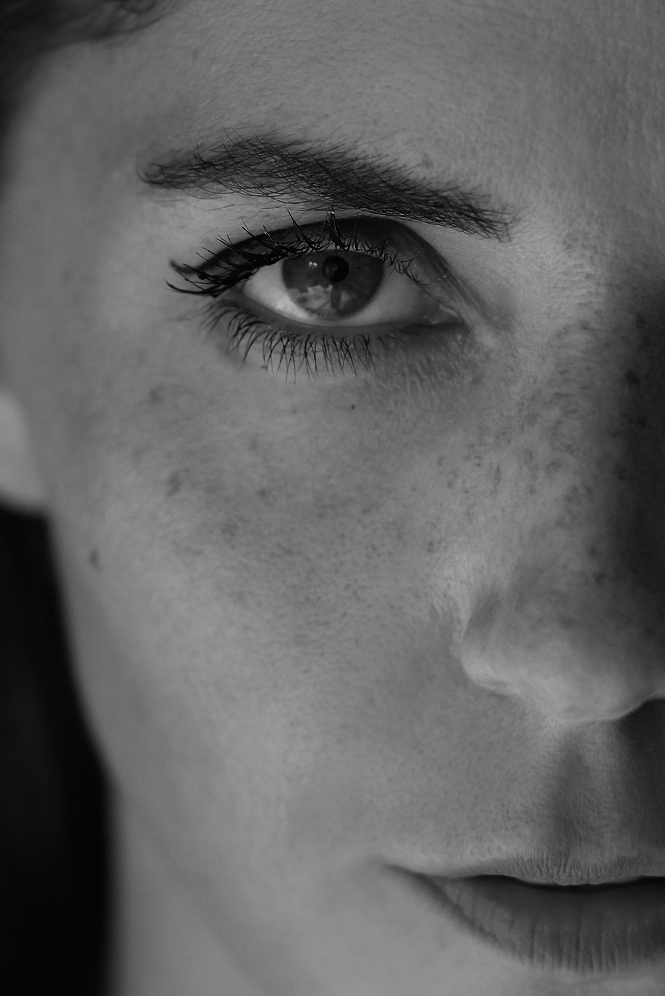 portrait feminin confiance en soit femme fond blanc perpignan photographe
