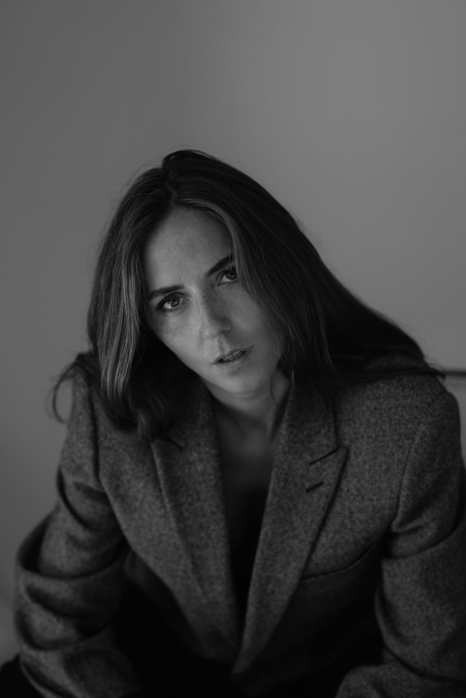 portrait feminin confiance en soit femme fond blanc perpignan photographe