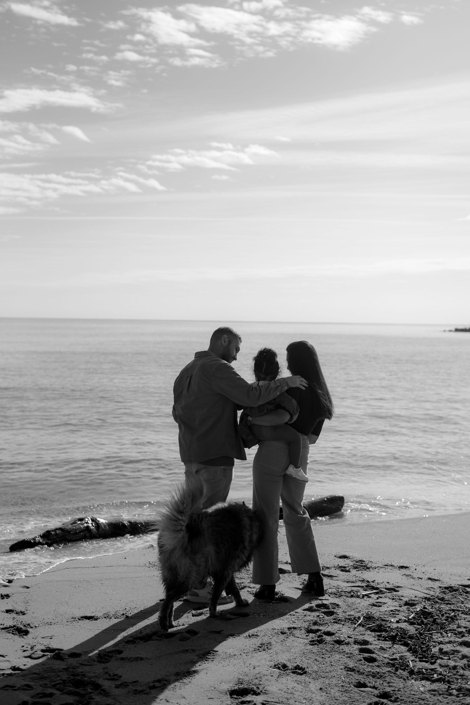 Moment spontané de famille en extérieur en lumière naturelle a la mer