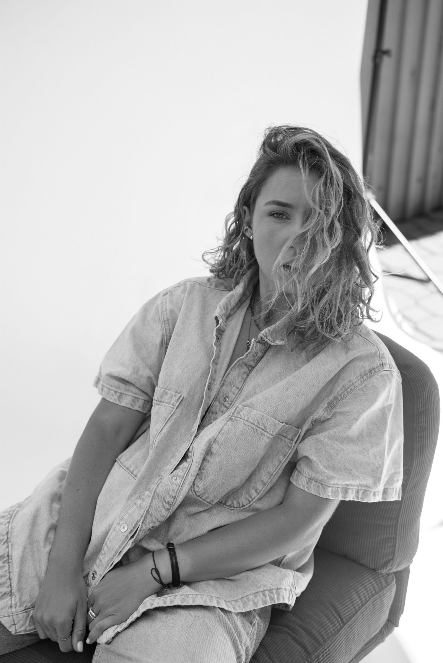 portrait feminin confiance en soit femme fond blanc perpignan photographe