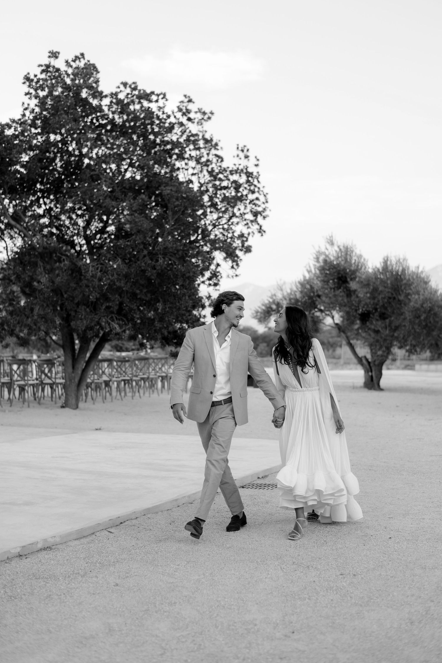 Couple de mariés marchant pendant la cérémonie en lumière naturelle à Perpignan