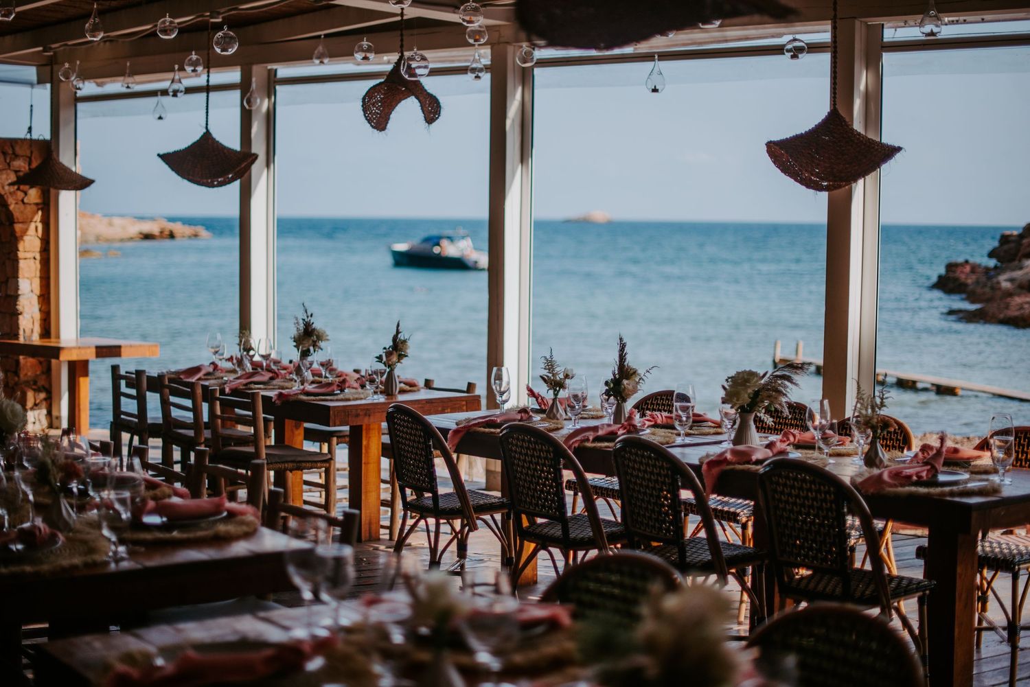 tables de mariage Couple de mariage s’embrassant à la lumière dorée du coucher de soleil à Ibiza