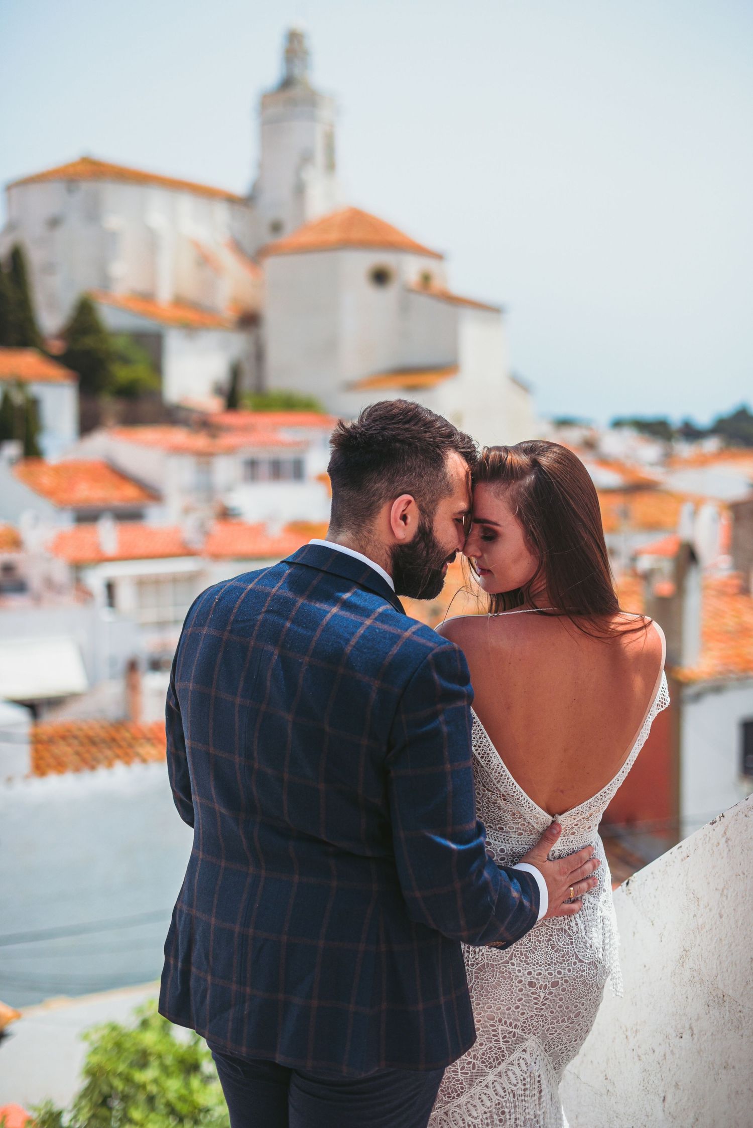 Couple de mariage s’embrassant à la lumière dorée du coucher de soleil cadaques
