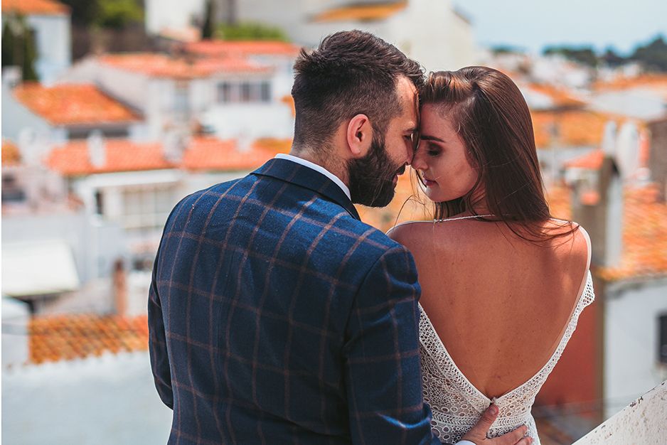 Couple de mariage s’embrassant à la lumière dorée du coucher de soleil cadaques