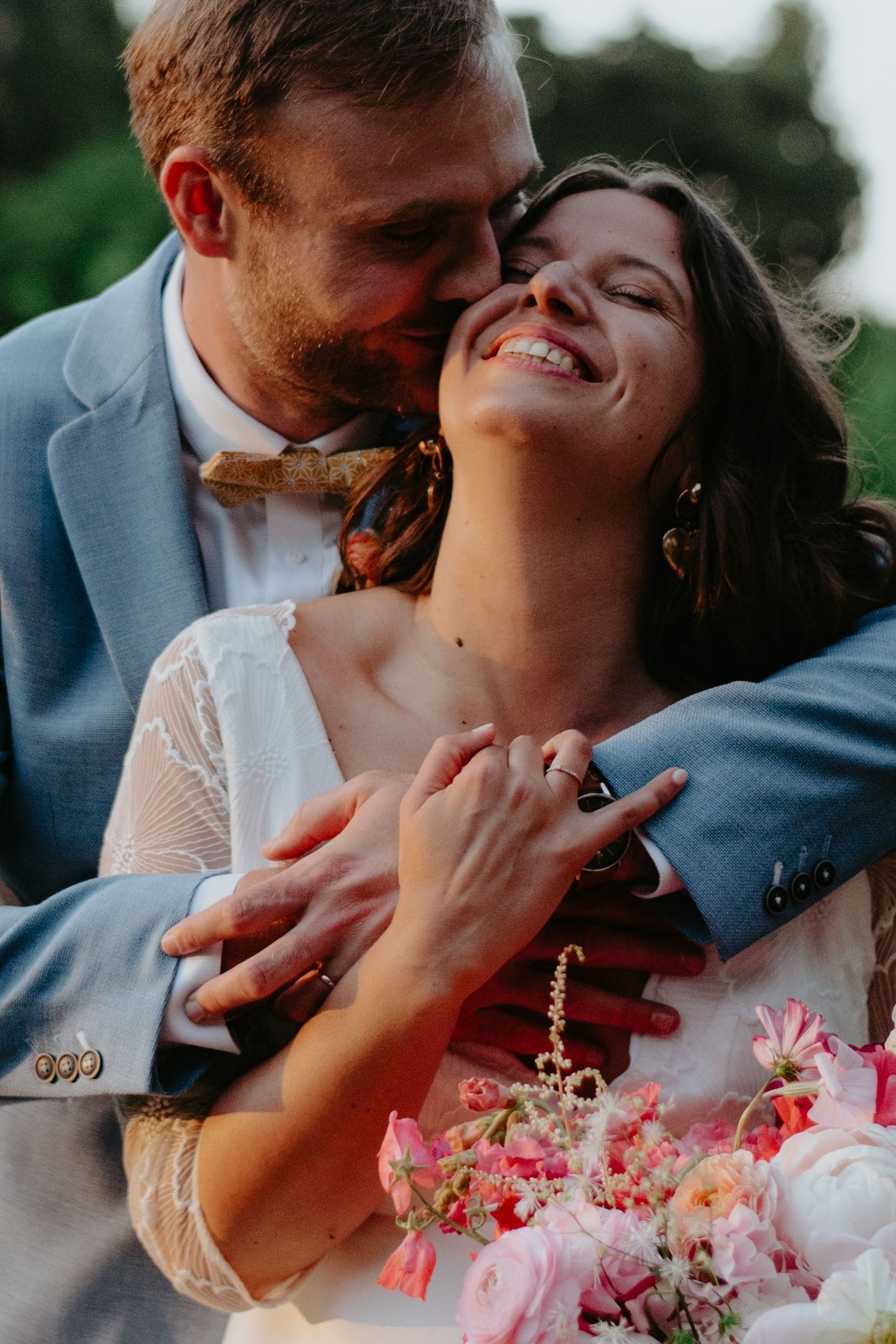 Couple de mariage s’embrassant à la lumière dorée du coucher de soleil