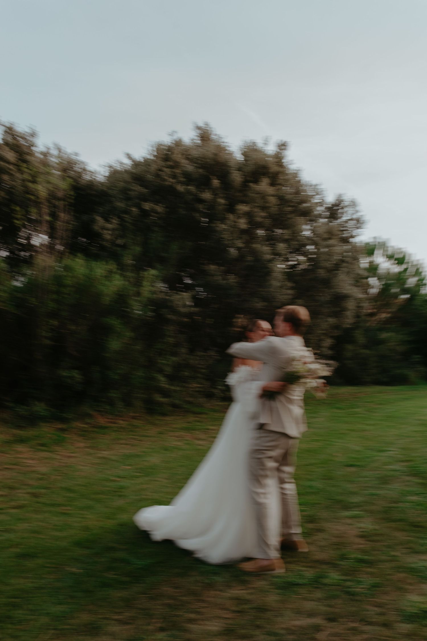 Une couple de mariees flou
