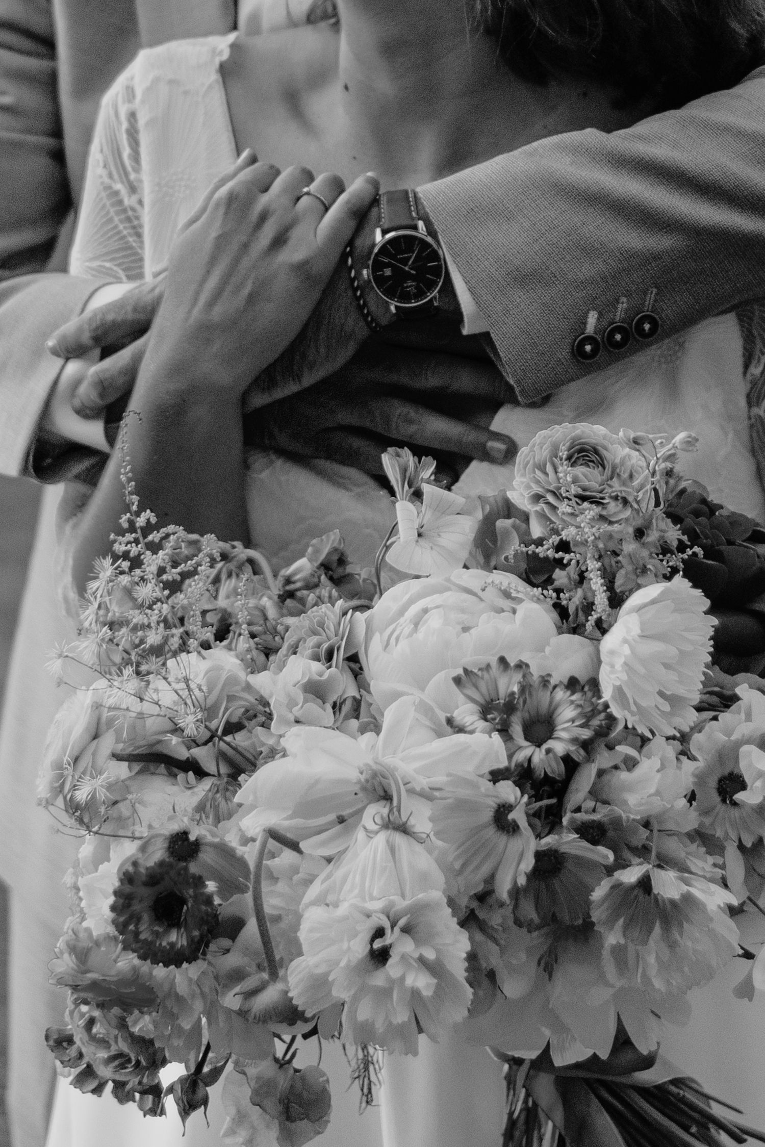 Couple de mariage s’embrassant à la lumière dorée du coucher de soleil