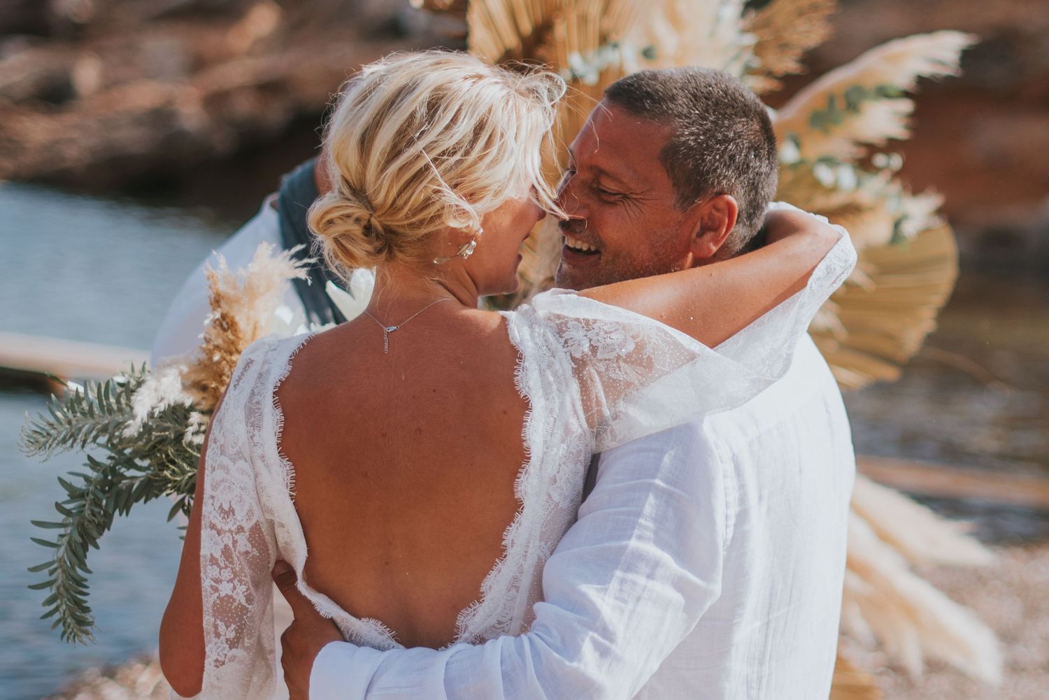 Couple de mariage s’embrassant à la lumière dorée du coucher de soleil à Ibiza