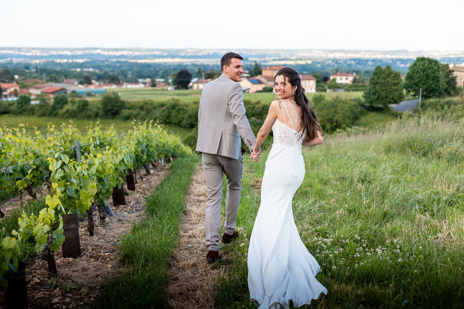 couple de mariés se tiennent la main dans les vignes photography chadel