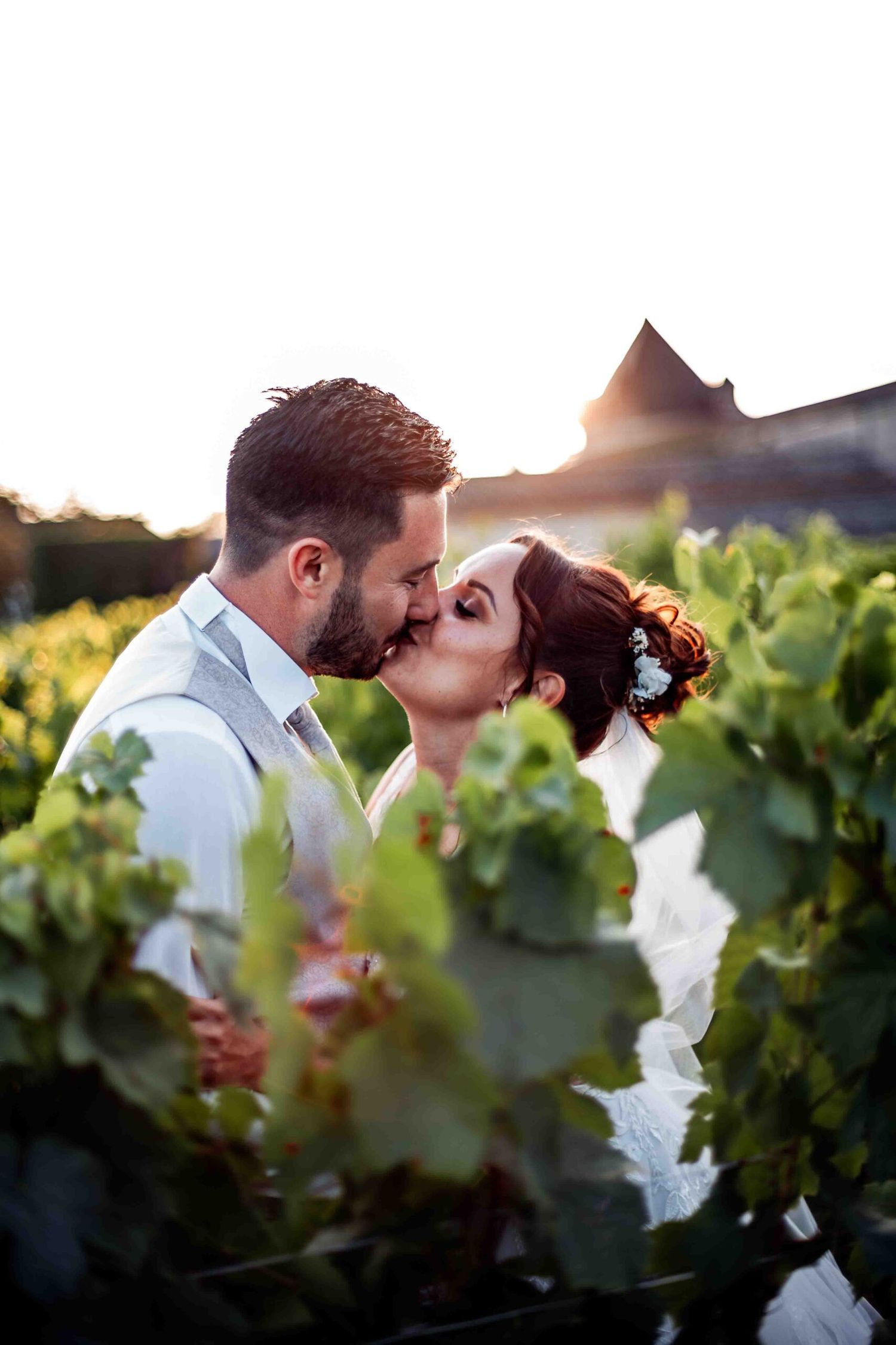 couple de mariés dans les vignes